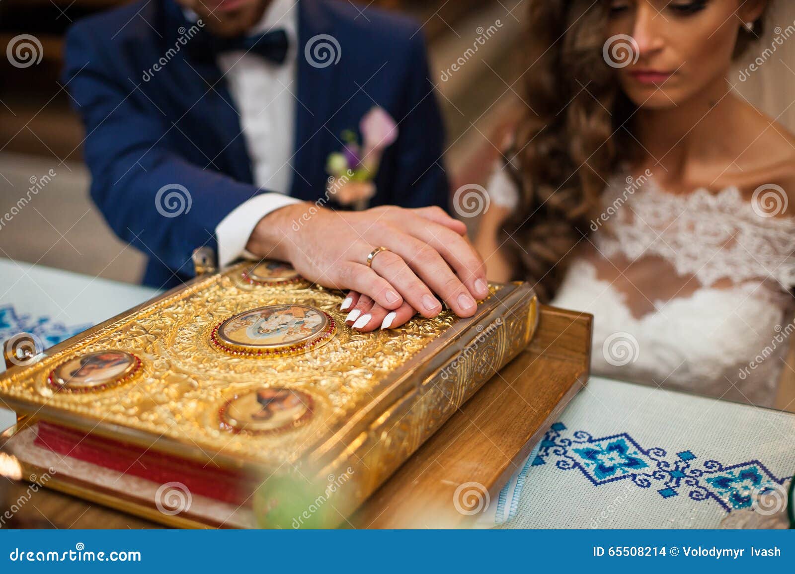 Novia Y Novio Que Toman Votos En Iglesia En La Biblia De Oro Vieja Foto de archivo - Imagen de nupcial, primer: 65508214 Novia Y Novio Que Toman Votos En Iglesia En La Biblia De Oro Vieja Foto de archivo - Imagen de nupcial, primer: 65508214