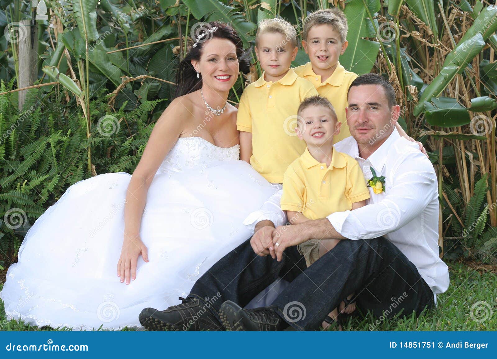 Novio y niños hermosos de la novia. Tiro de un novio hermoso y de los niños de la novia