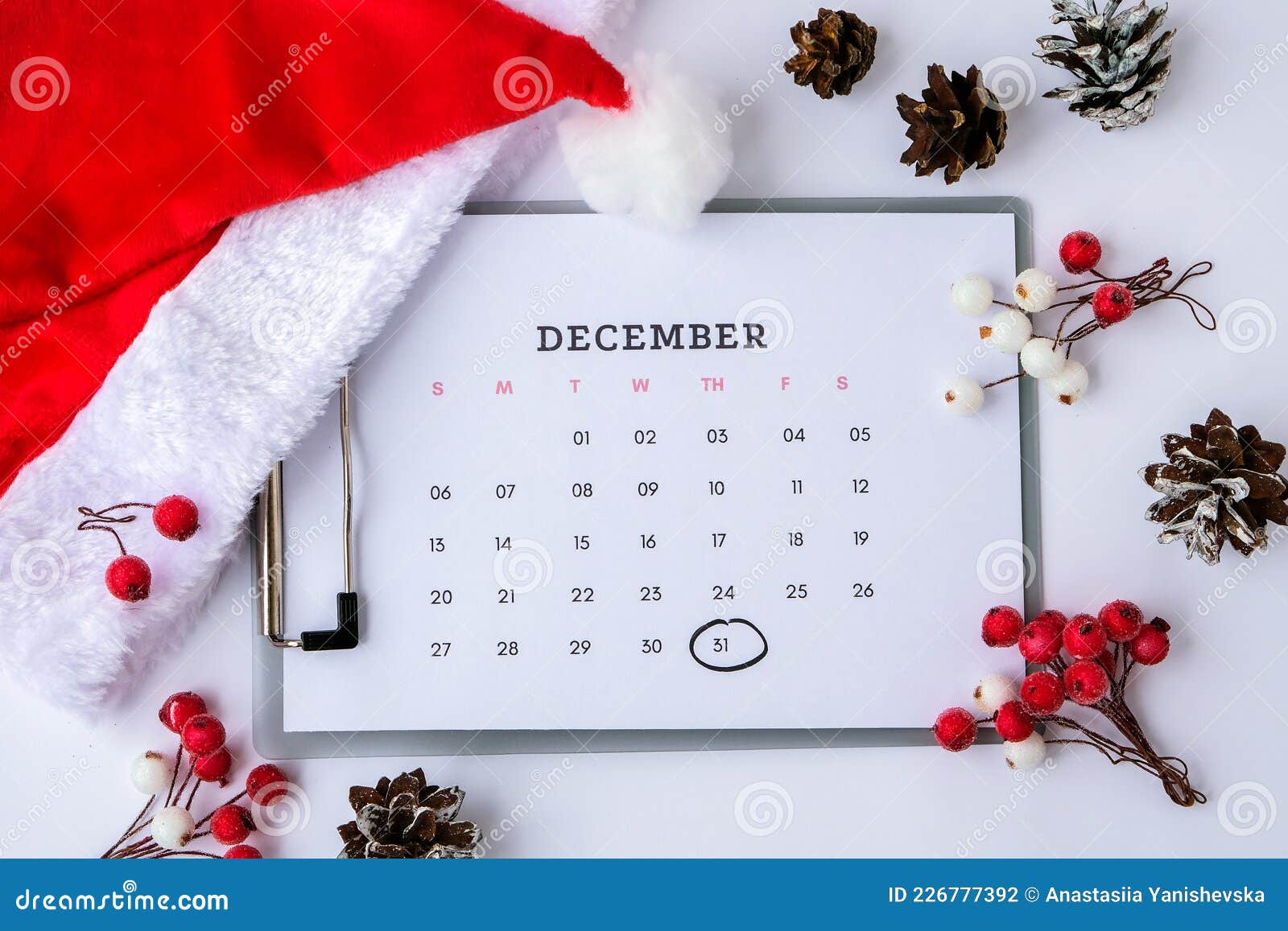 Novo Ano E Decorações De Natal. Vista Superior. Mês De Dezembro. Feriados. Festa De Ano Novo. Foto de Stock - Imagem de dezembro, fundo: 226777392 Novo Ano E Decorações De Natal. Vista Superior. Mês De Dezembro. Feriados. Festa De Ano Novo. Foto de Stock - Imagem de dezembro, fundo: 226777392