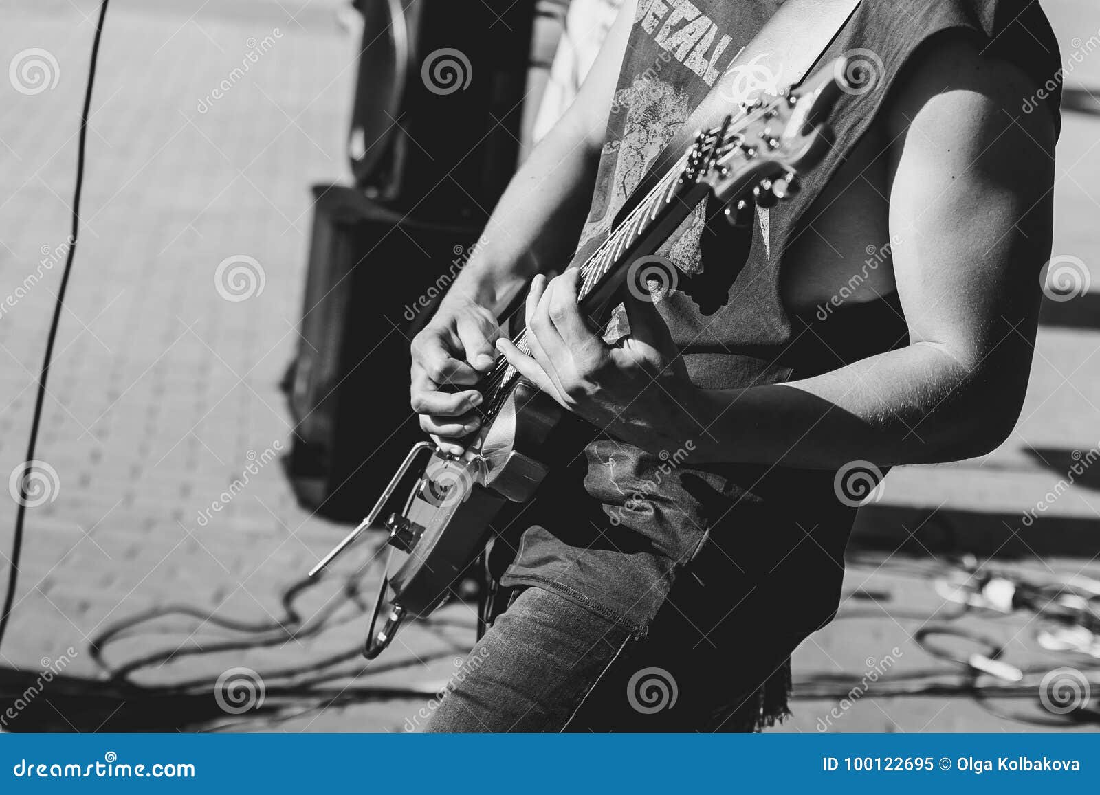 Novokuzneck, Rusia, 27 06 2017: los juegos del guitarrista en la calle. Novokuzneck, Rusia, 27 06 primer 2017 del adolescente que toca la guitarra eléctrica en la calle