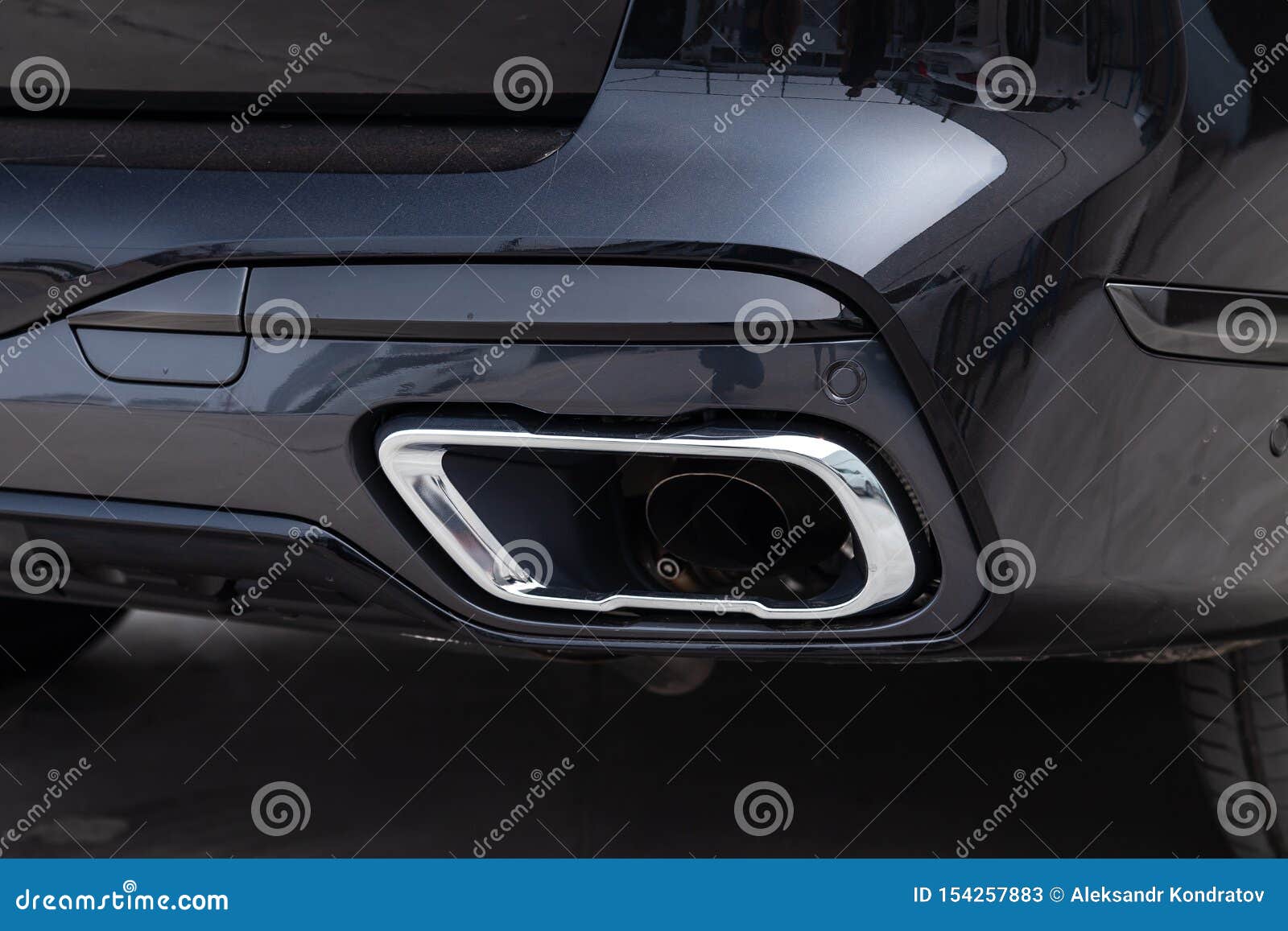 Black New Bmw X7 Xdrive40i 2019 Year Rear Exhaust Pipe View