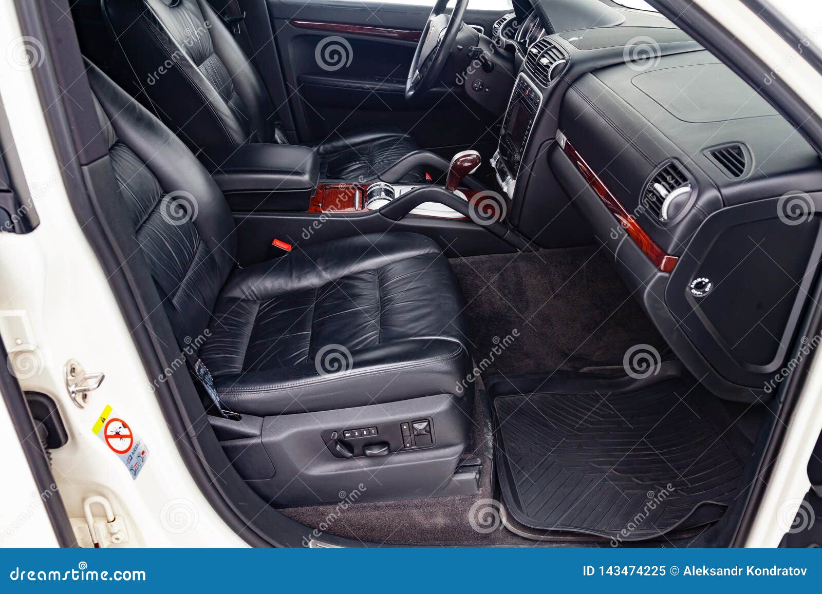 View To The Interior Of Porsche Cayenne 957 2007 With