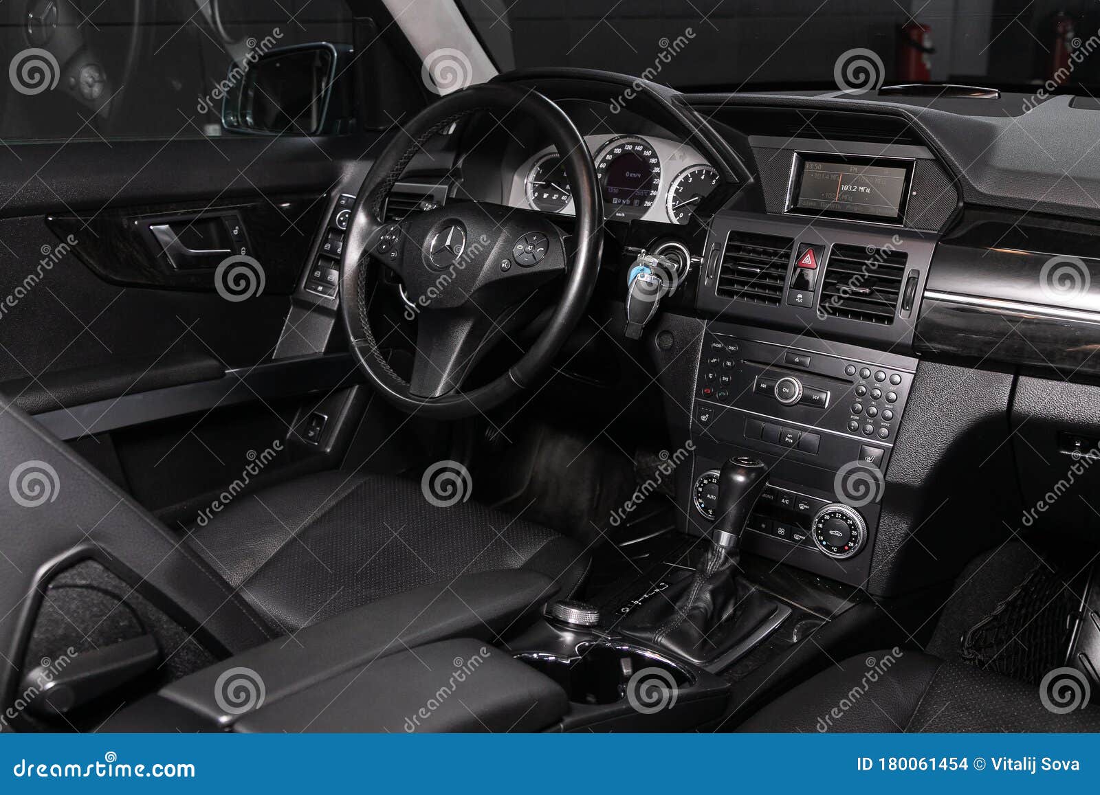 Nowosibirsk Russland Juni 2019 Volkswagen Polo Nahaufnahme Des  Armaturenbretts Spieler — Redaktionelles Stockfoto © everyonensk #280858828