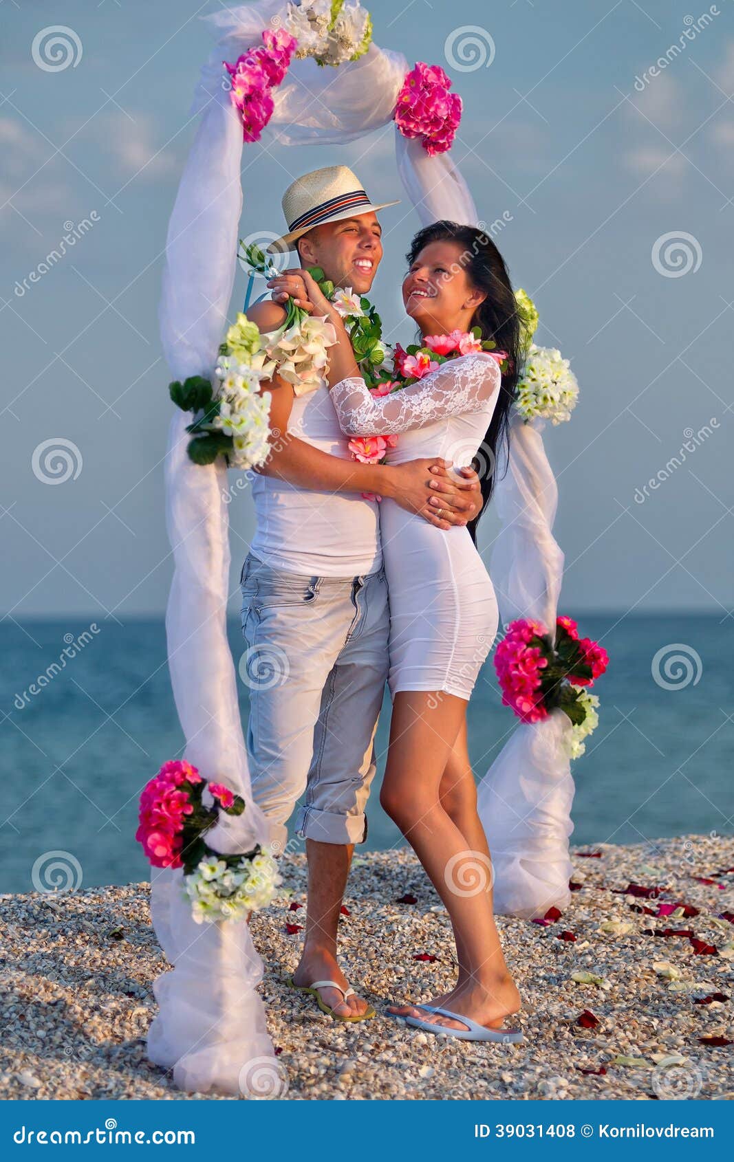 Nowożeńcy para w hawajczyku Hula. Fornal z panną młodą jest ubranym lei pod archway na plaży