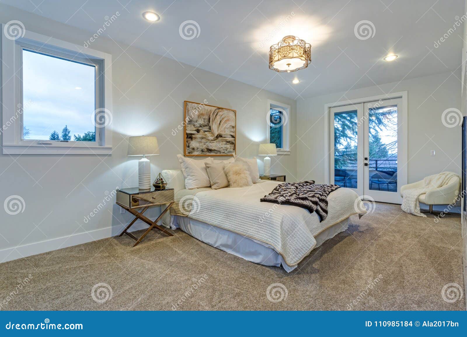 Nowy luksusowy zwyczaj - budujący do domu z białą mistrzowską sypialnią akcentował z wyjściem wielki patio pokład