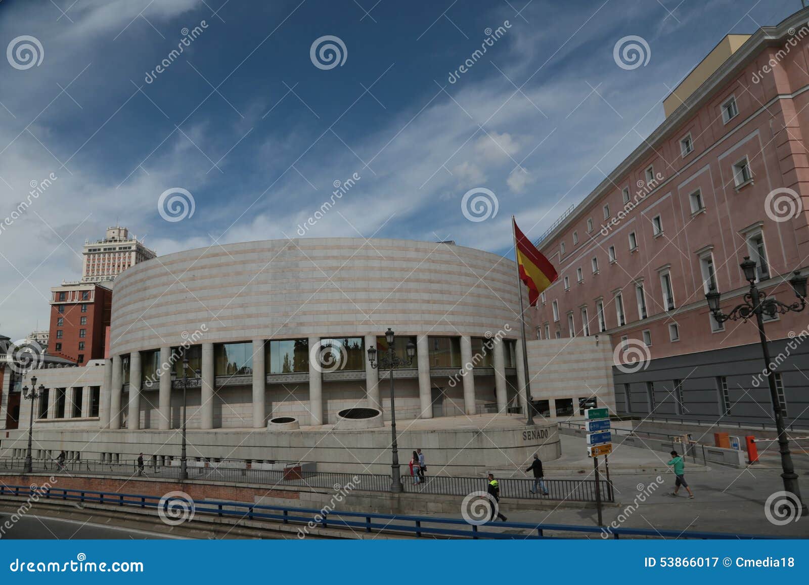 Nowy senacki budynek w Madrid. Panorama nowożytny i zaokrąglony faÃ§ade nowe kwatery główne Hiszpański senat, Palacio Del Senado w hiszpańskim