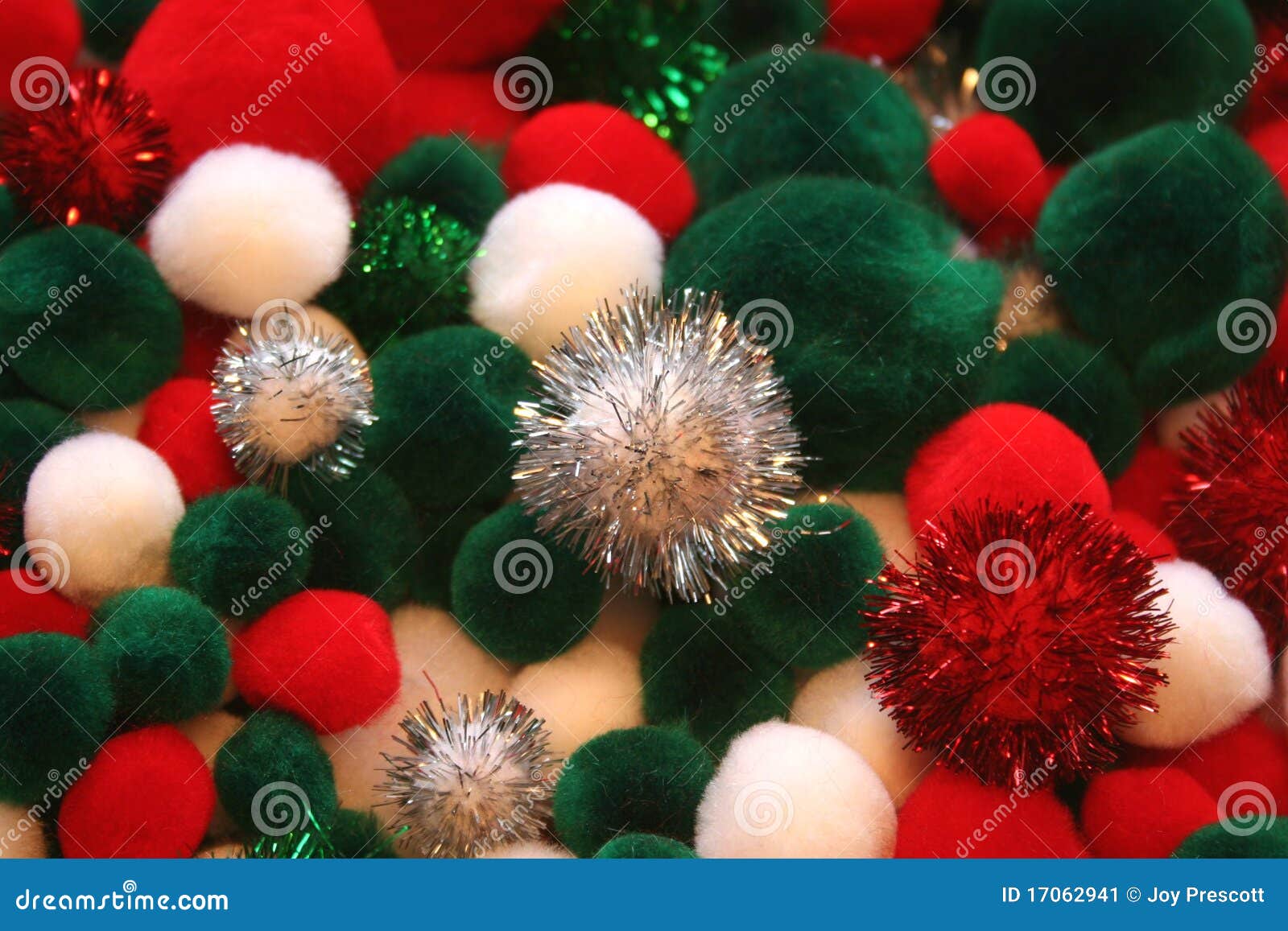 Noël Pom Poms. Poms colorés de pom de Noël rouge, vert, et blanc utilisés pour des métiers avec quelques scintillants.