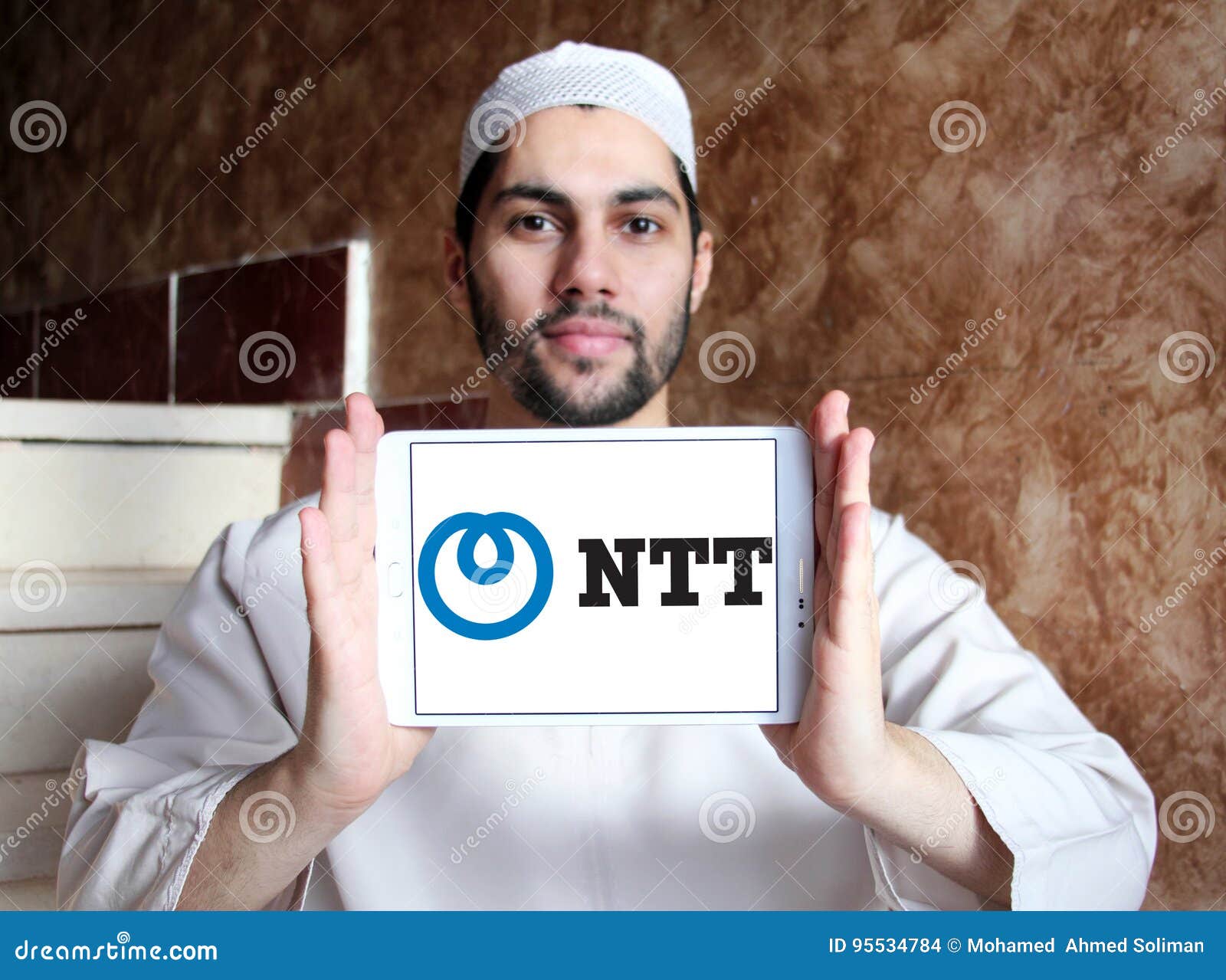 Ntt-Logo. Logo von Bewohner von Nippon Telegraf und Telefone Corporation NTT auf Samsung tablet holded durch arabischen moslemischen Mann