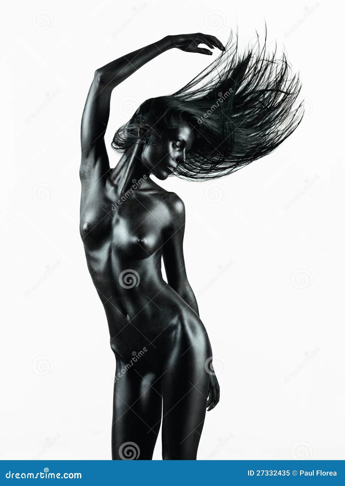 Nu artístico, corpo nu perfeito, mulher jovem e sexy em uma parede escura no banheiro, fotografia em preto e branco, | Foto Premium