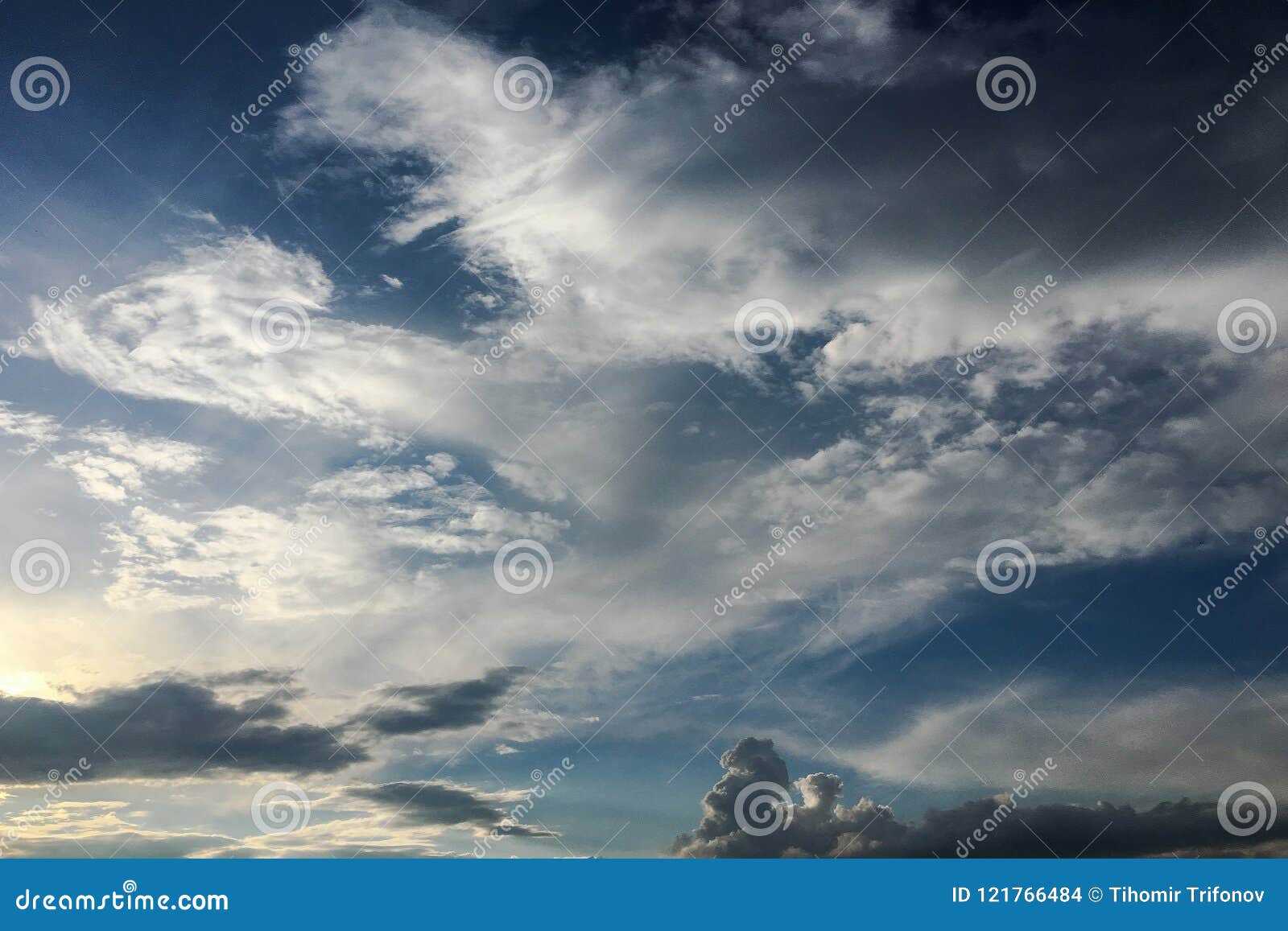 Nuages sur le fond de ciel bleu Survivez au ciel bleu de nature avec le nuage et le soleil blancs. E Ciel de Cloudscape r :