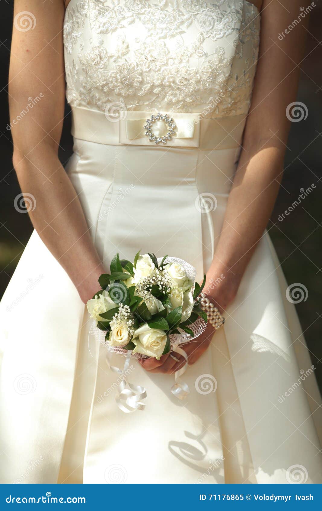 Nuances De Blanc - La Jeune Mariée Tient Un Petit Bouquet De Mariage Des  Roses Image stock - Image du couleur, beau: 71176865