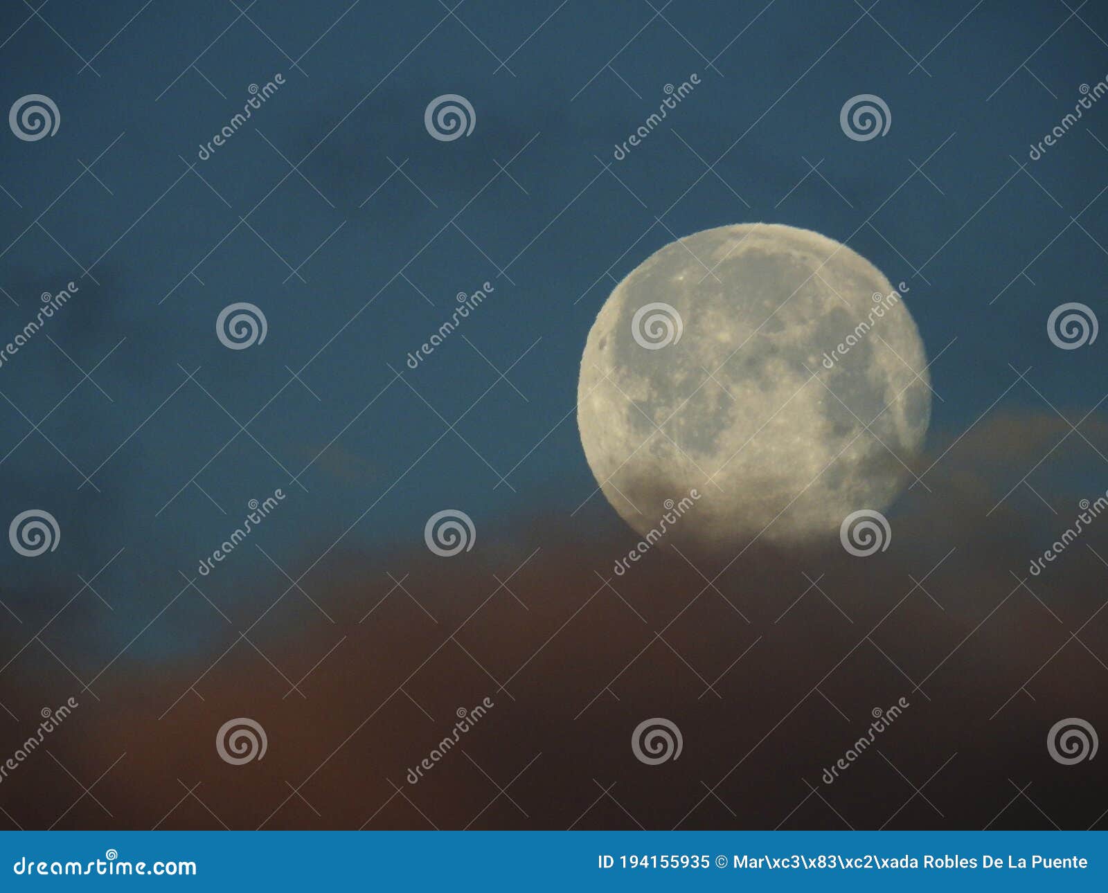 nubes rojas cubriendo la luna de nieve en el atardecer