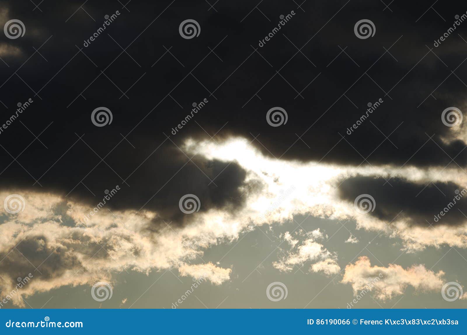 Nubes Negras Que Cubren Sun Foto de archivo Imagen de revestimiento