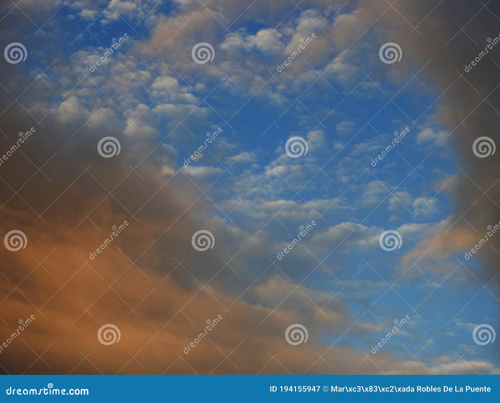 nubes rojas y pequeÃÂ±as blancas