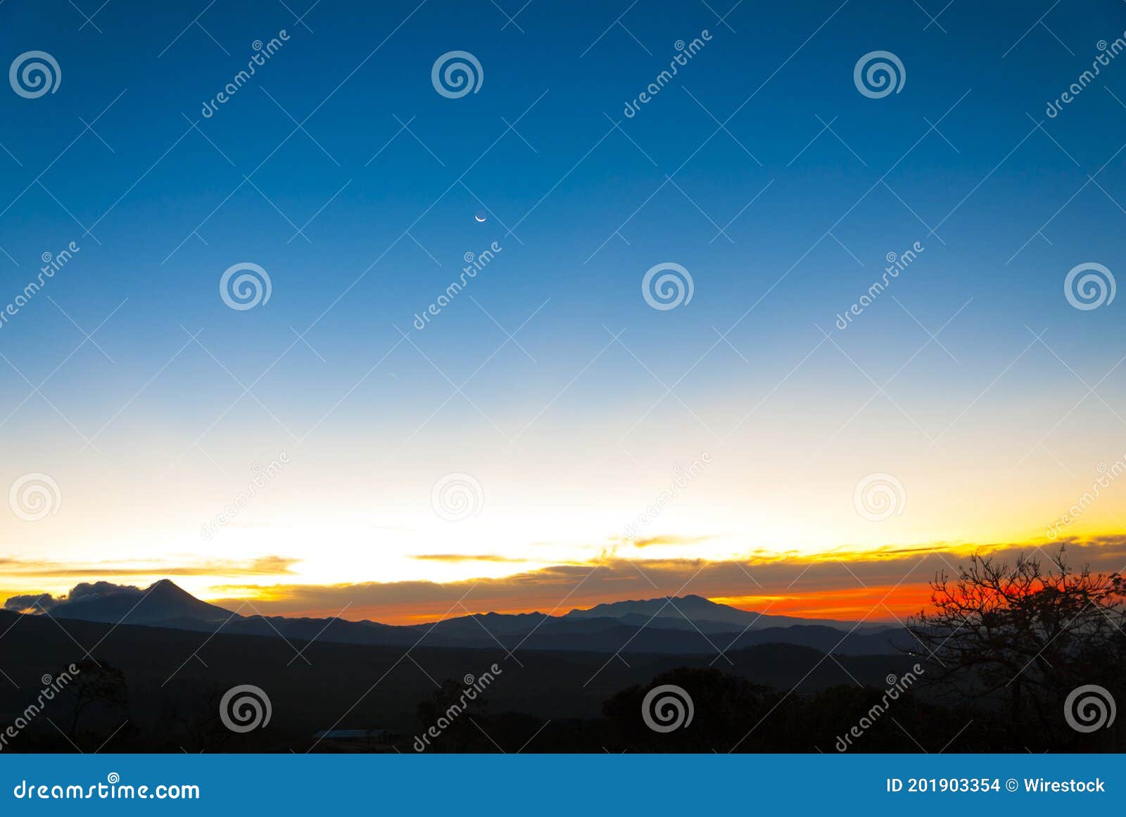 Nubes Y Montañas De La Salida Del Sol En Guatemala Foto de archivo