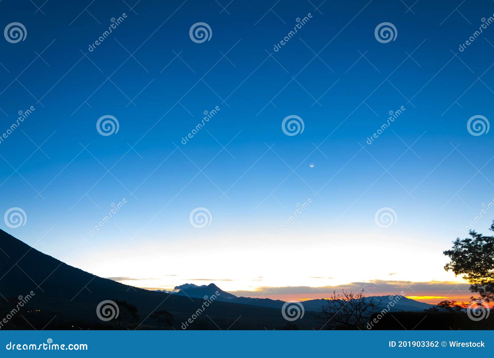 Nubes Y Montañas De La Salida Del Sol En Guatemala Foto de archivo