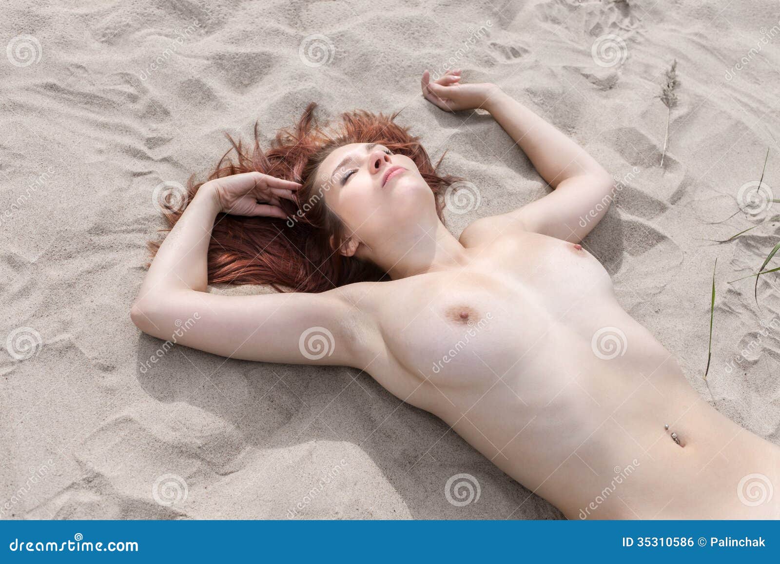 Kostenlos Naked Runway Models Women Laying Nude