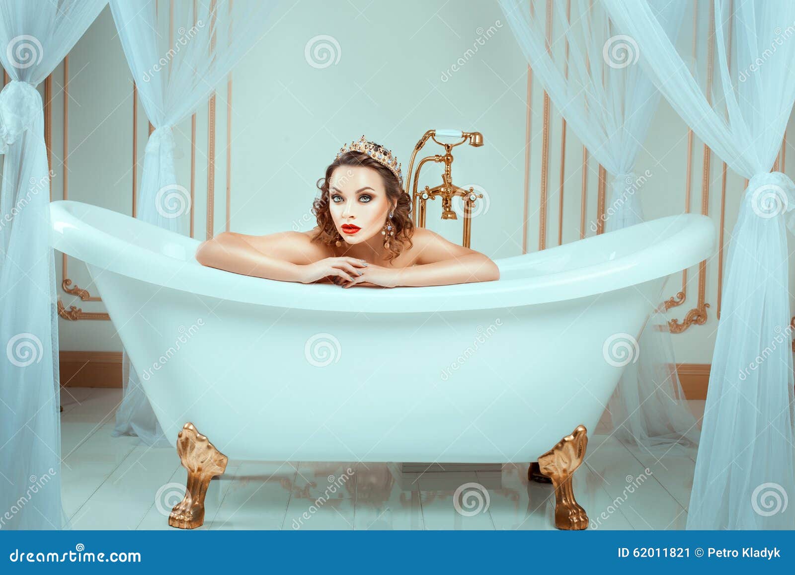 Naked Women In The Bath