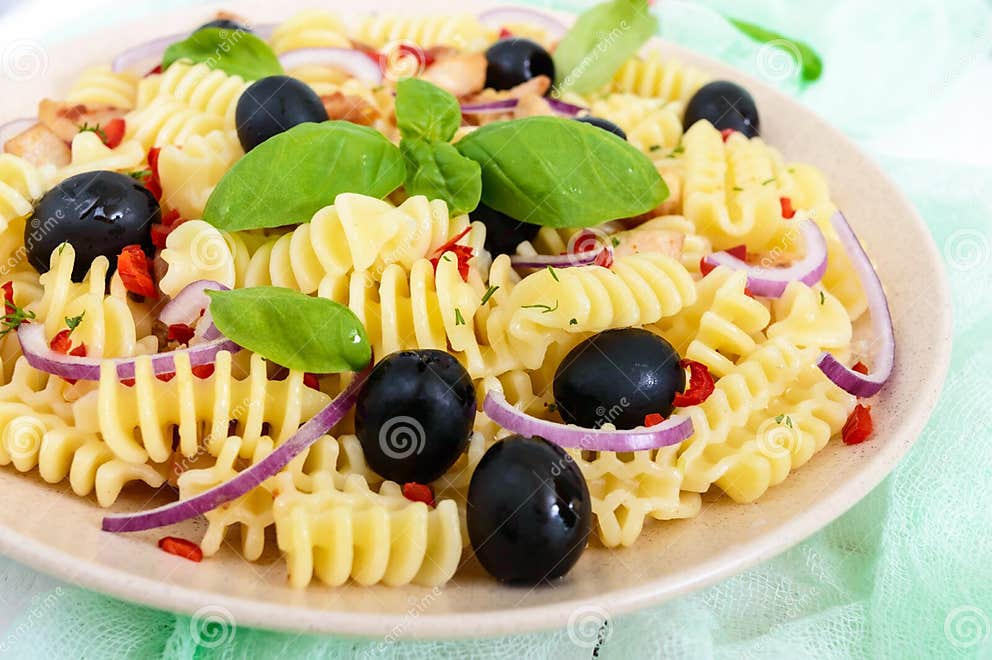 Nudelsalat Radiatori Mit Huhn, Schwarze Oliven, Blaue Zwiebel ...