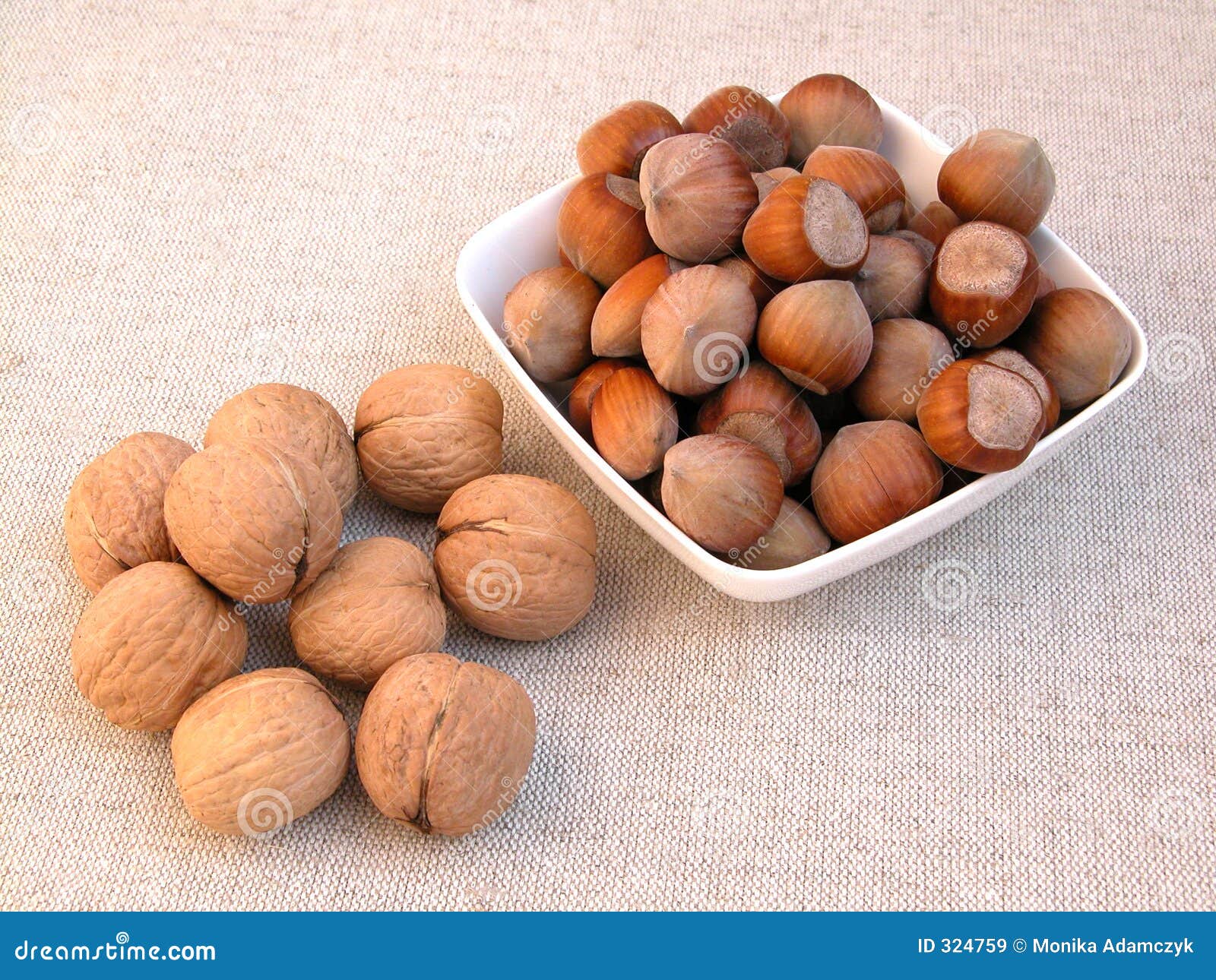 Nueces y avellanas imagen de archivo. Imagen de nuez, alimento 324759