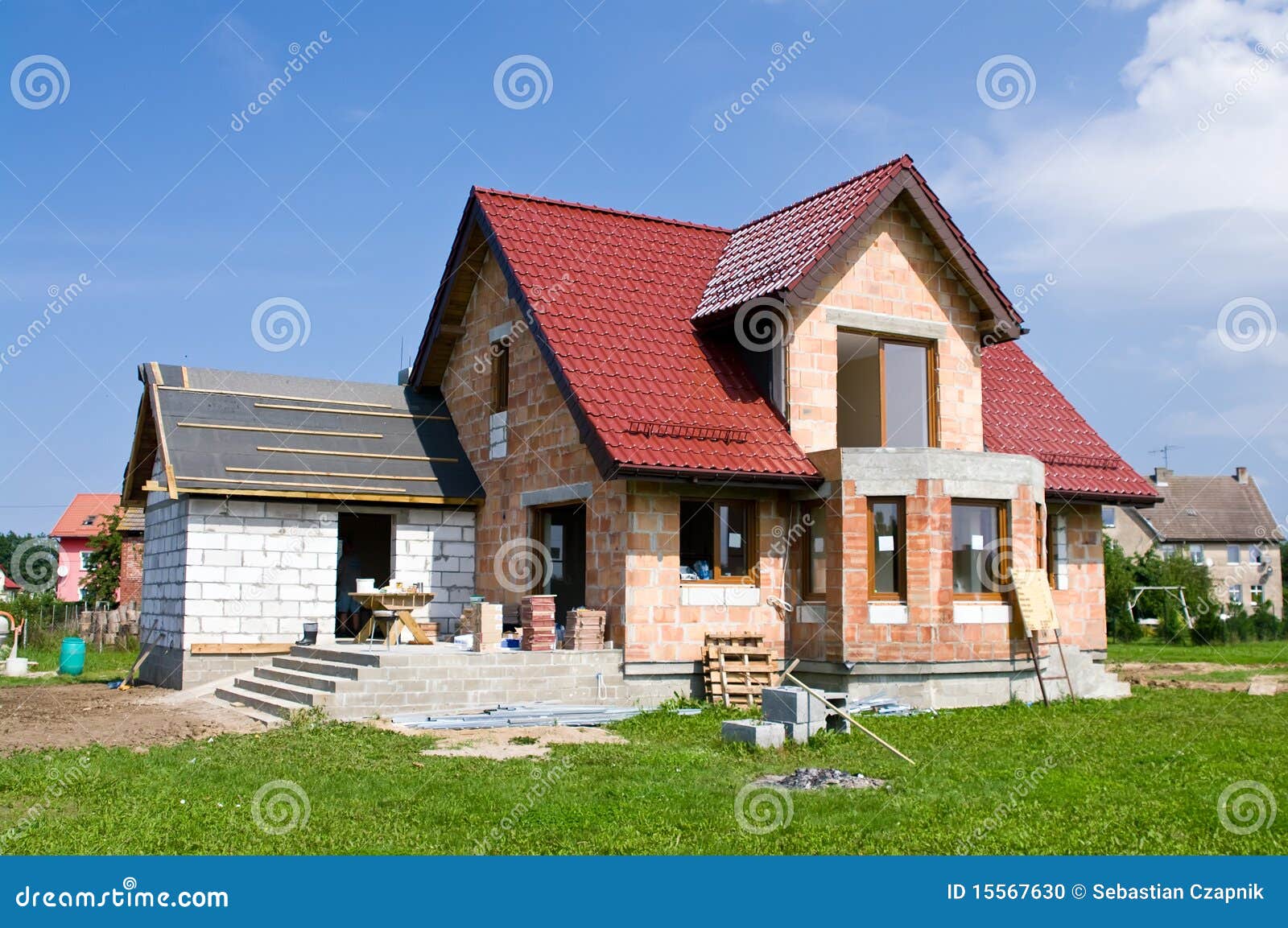 La nueva casa que es construida, construcción ensucia alrededor.