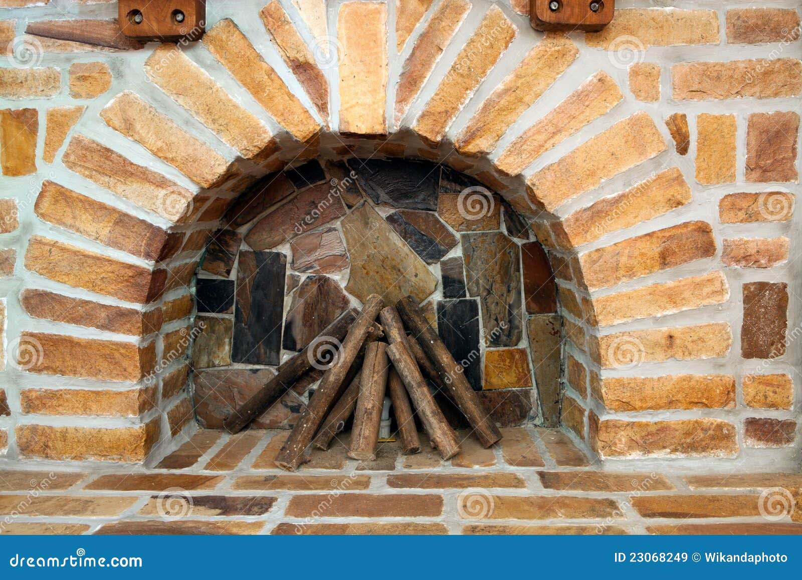 Nueva Chimenea Del Ladrillo Imagen de archivo - Imagen de infierno