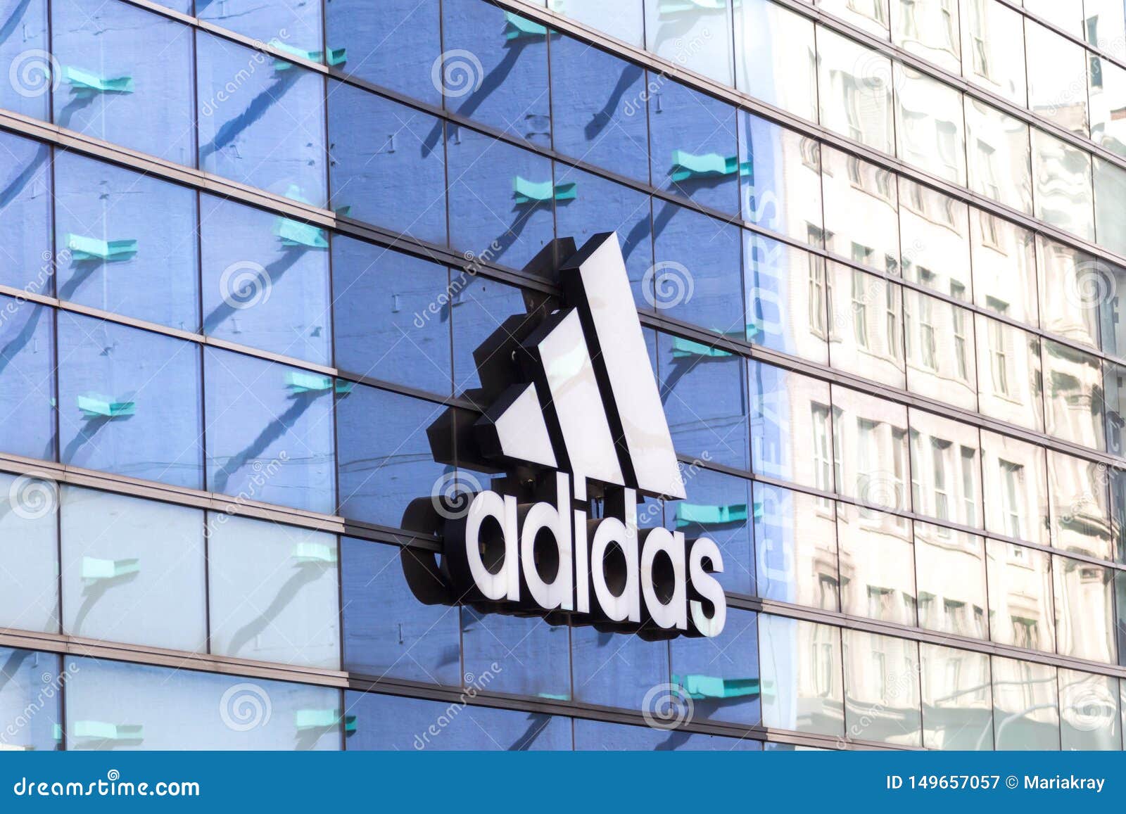 YORK, LOS E.E.U.U. - 16 DE MAYO DE 2019: Logotipo De Adidas En Un Frente De La Tienda En Manhattan, Nueva York Fotografía editorial - Imagen de districto, metropolitana: 149657057