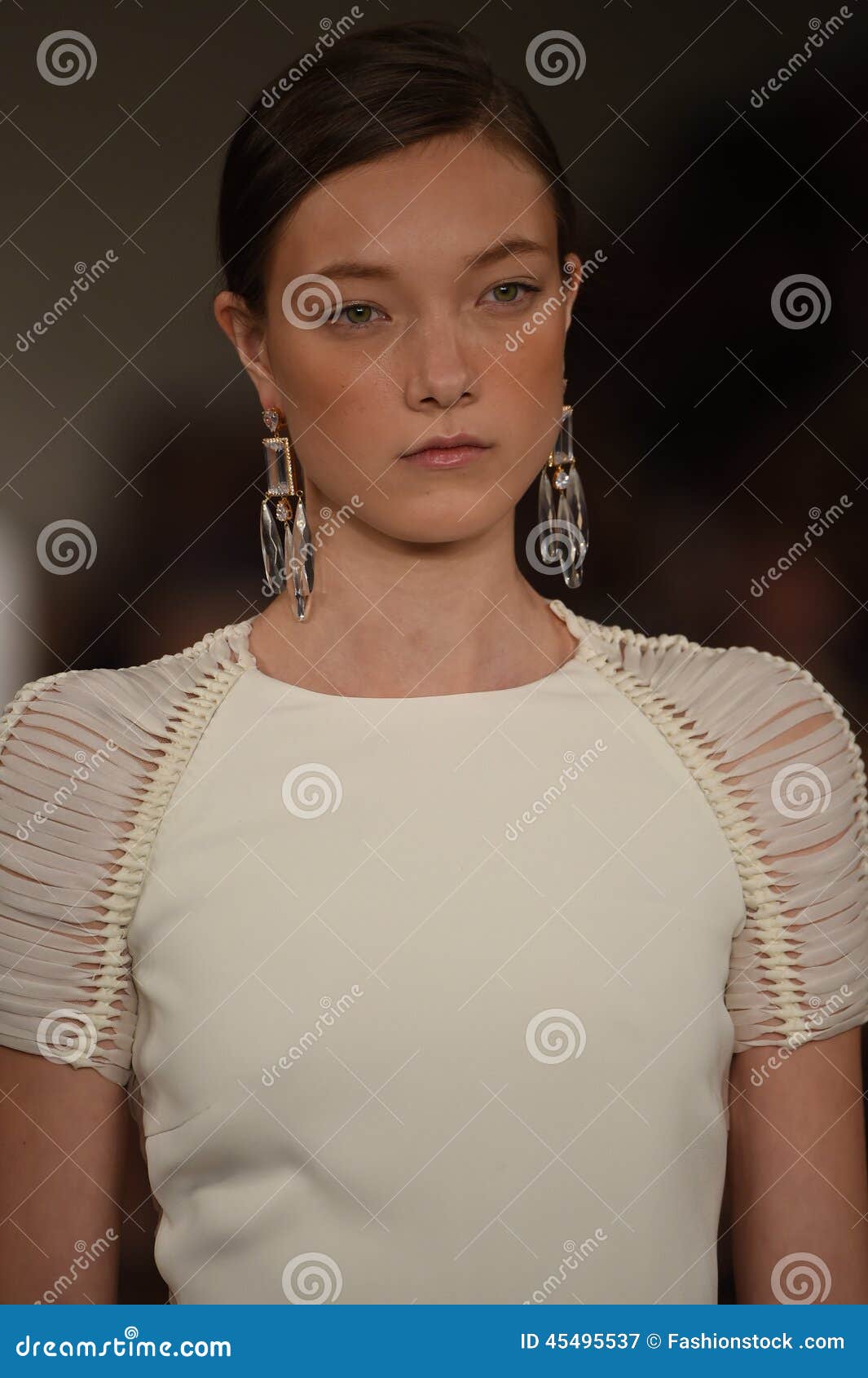 NUEVA YORK, NY - 11 DE SEPTIEMBRE: Un modelo camina la pista en el desfile de moda de Ralph Lauren durante Mercedes-Benz Fashion Week Spring 2015 el 11 de septiembre de 2014 en New York City