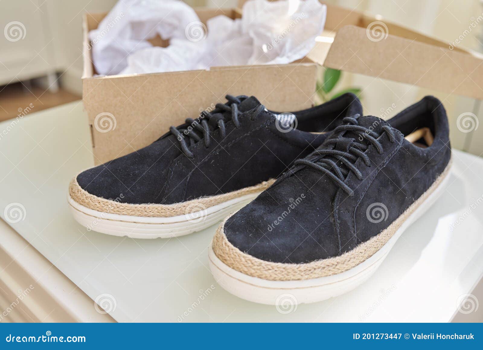 Nuevas Zapatos-tenis Naturales Negras Para Del a Caja En Casa Imagen de archivo - Imagen de fashionable, deslumbrante: 201273447