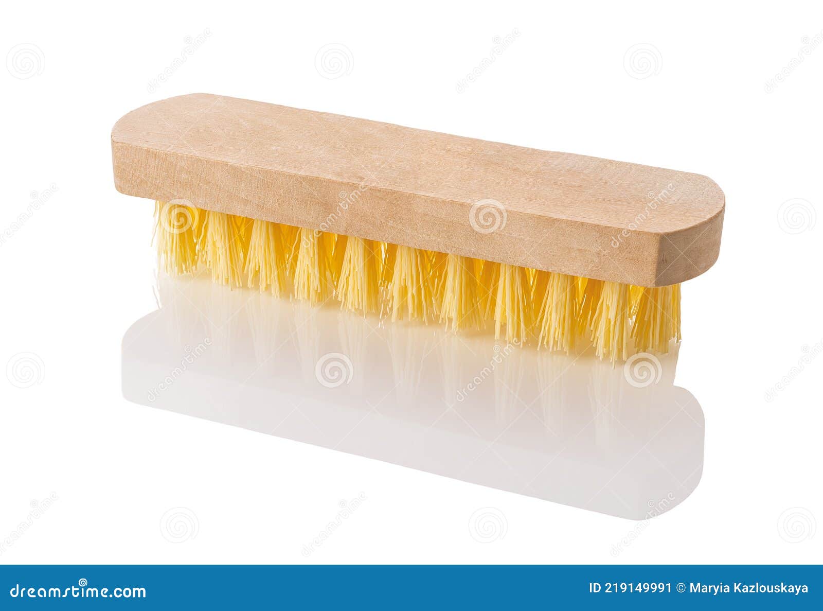 Cepillo de limpieza del hogar sobre fondo de madera amarilla