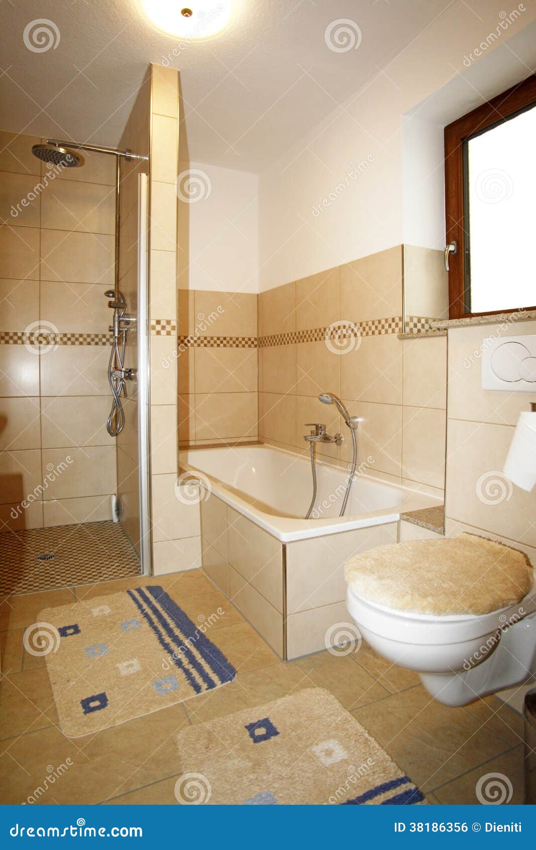 Nuevo Cuarto De Baño En Colores Marrones Beige Imagen de archivo libre