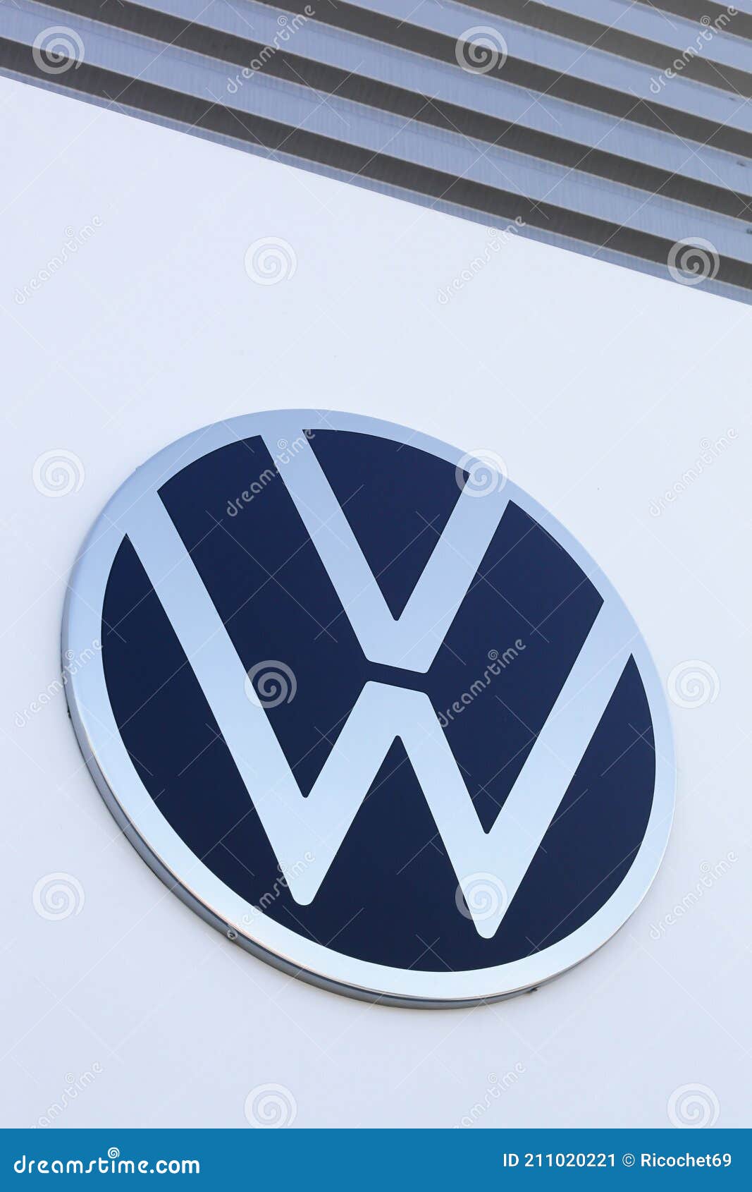 Nuevo Logo De Volkswagen En Una Pared Foto editorial - Imagen de coche,  comercio: 211020221