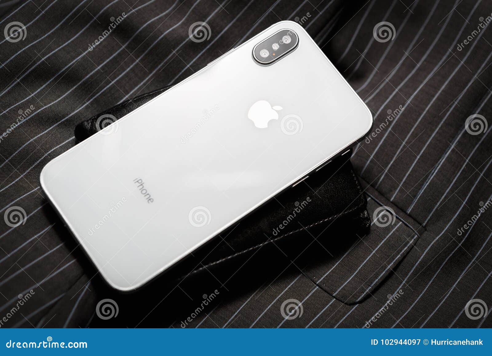 Nuevo Teléfono Elegante De Iphone X Apple Más Nuevo Iphone 10 Fotografía  editorial - Imagen de editorial, elegante: 102944097