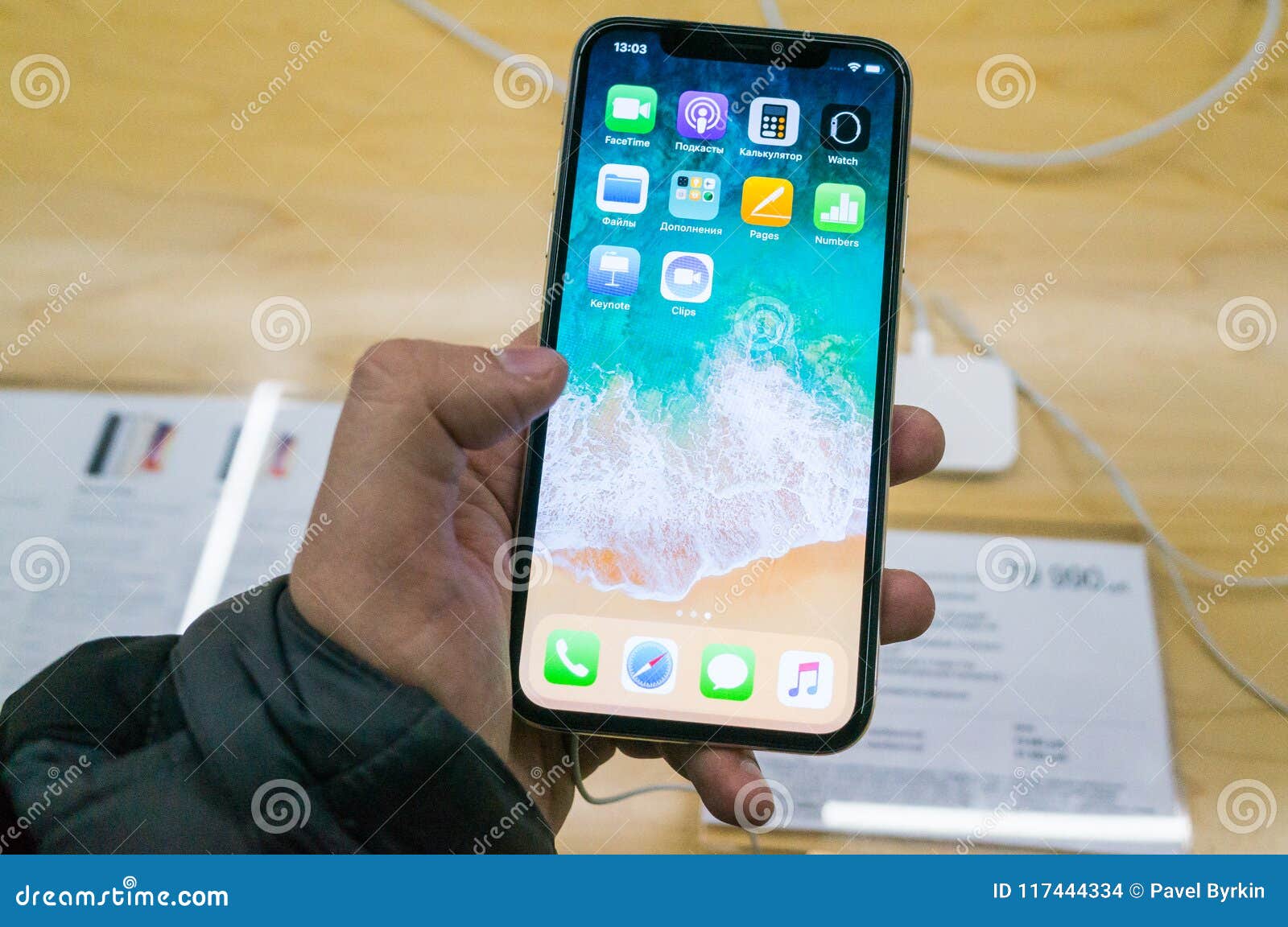 Nuevo teléfono móvil. 4 de noviembre de 2017 Moscú, Rusia El nuevo smartphone del iPhone X de Apple en la ventana de la tienda