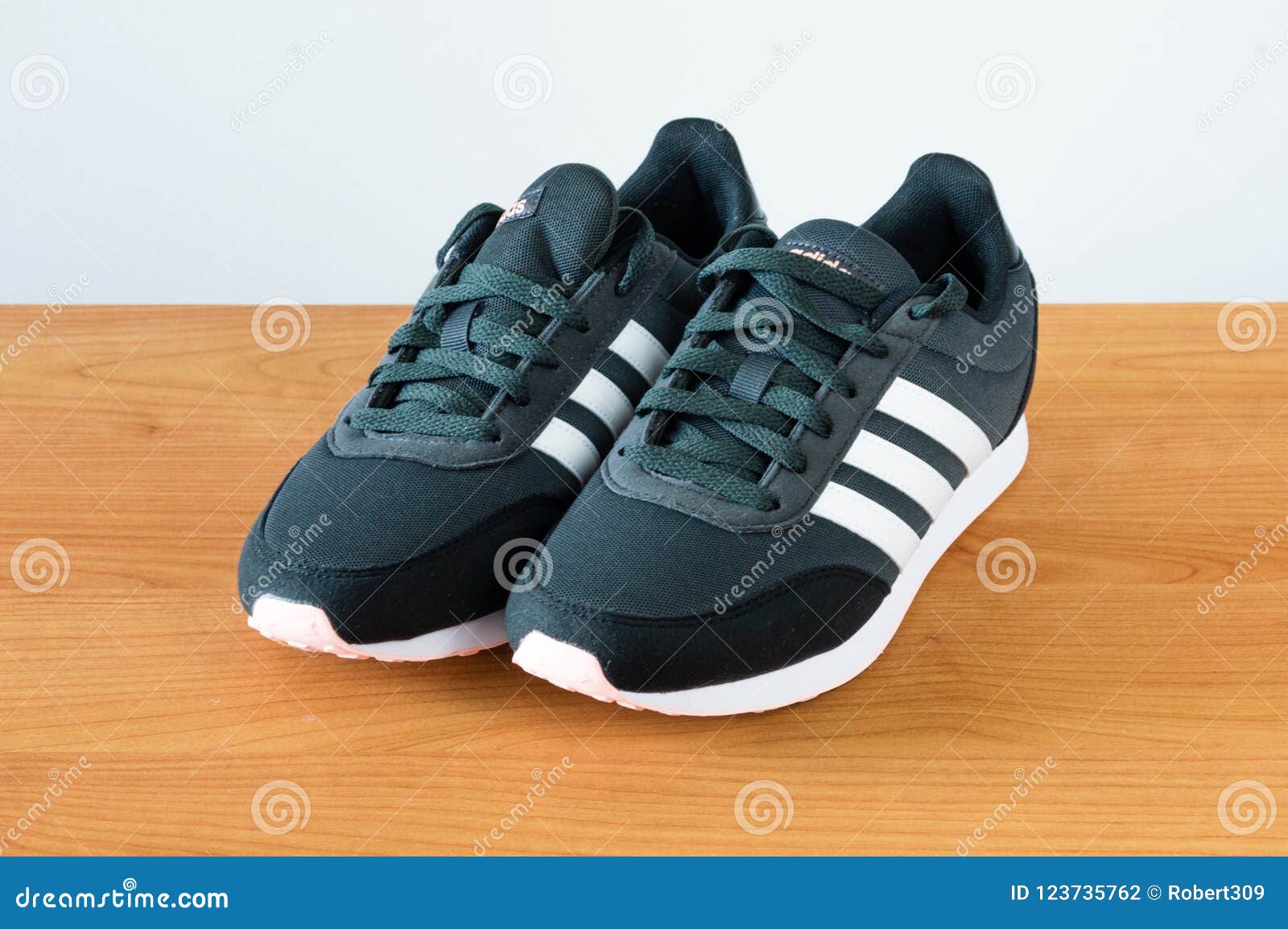 Zapatos Del Negro De Adidas Mujer Fotografía editorial Imagen de blanco, aptitud: 123735762