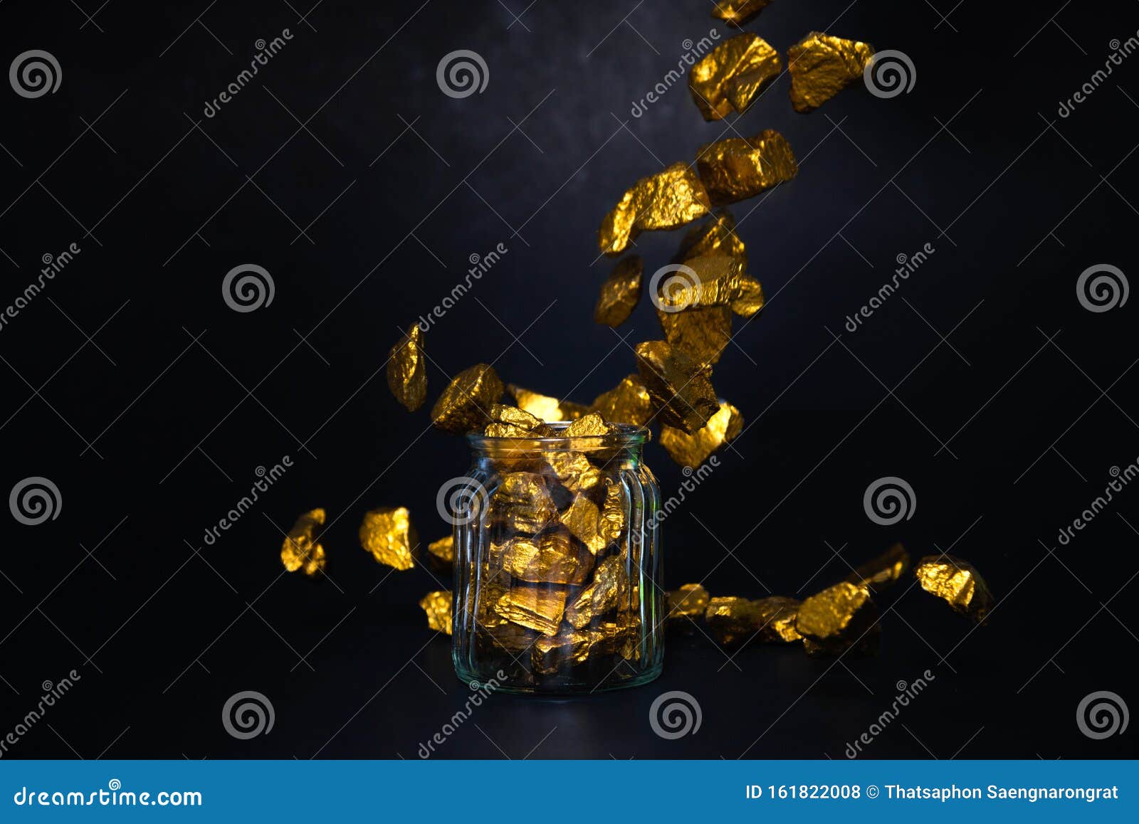 Nuggets De Mina De Ouro. Objeto De Mineração De Minério Precioso
