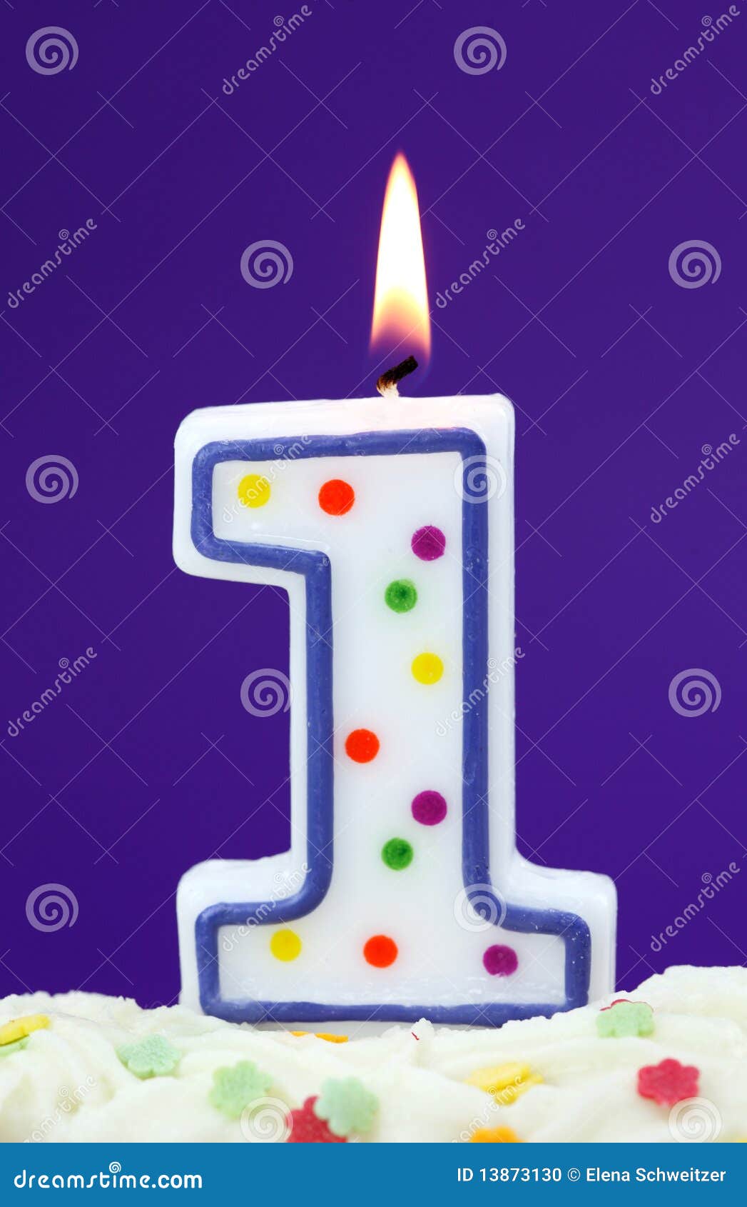 Numero Une Bougie D Anniversaire Photo Stock Image Du Decoration Lilas Numero Une Bougie D Anniversaire Photo Stock Image Du Decoration Lilas