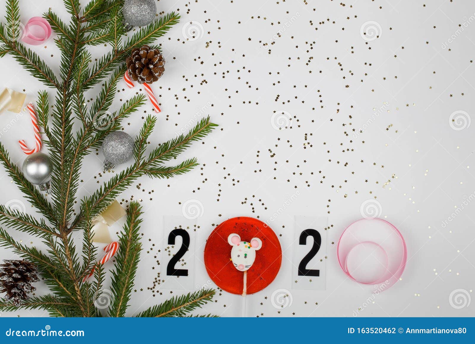 Piatti Per Natale 2020.Numeri 2020 E Raccordi E Decorazioni Di Natale Su Fondo Bianco Fotografia Stock Immagine Di Concetto Confetti 163520462