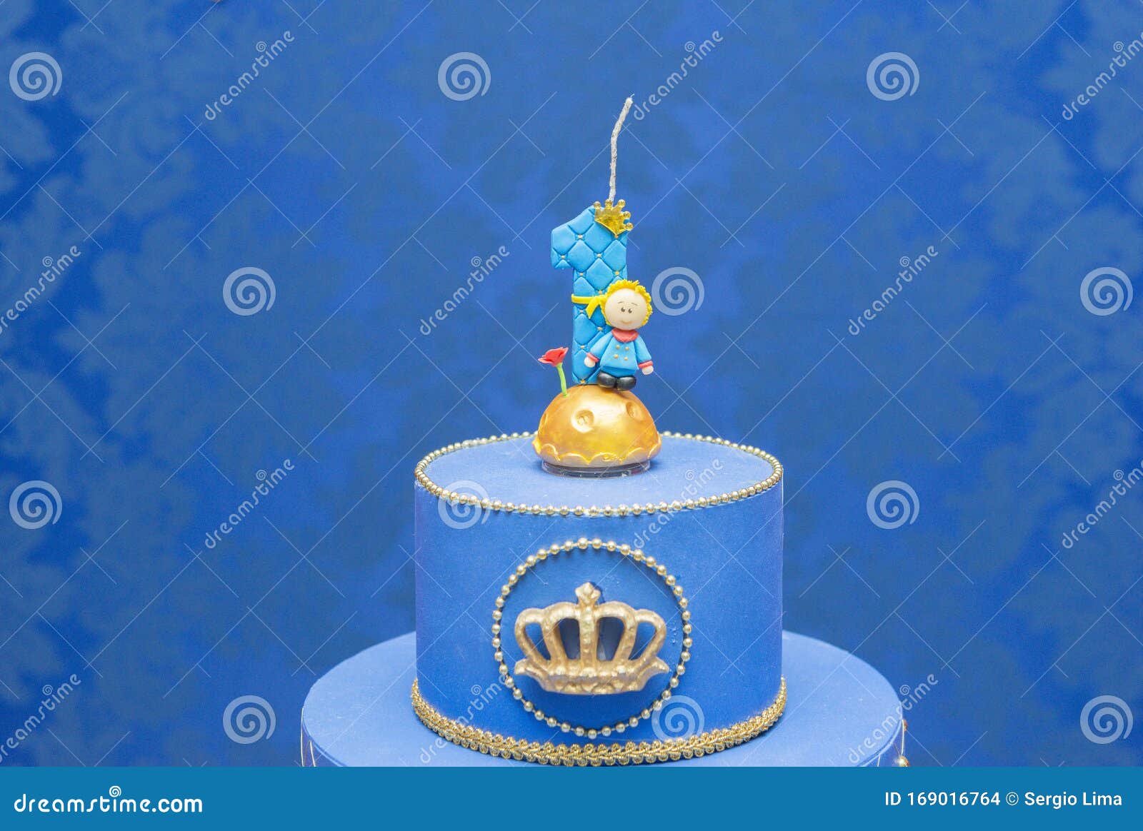 Numero Uma Vela Sobre Fundo Azul Tema Do Pequeno Príncipe Bolo Falso De  Aniversário Com Vela Personalizada Para O Primeiro Aniver Imagem de Stock  Editorial - Imagem de bebê, dourado: 169016764