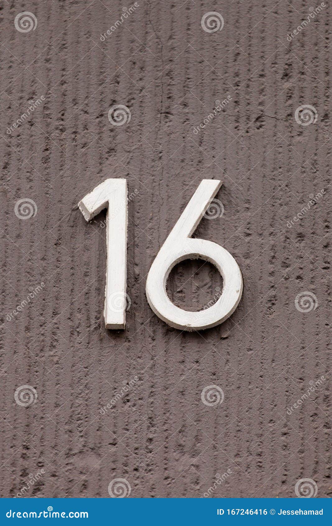 Boost Facet Roux Nummer 16 Wit Huisnummer Op Grijze Wand Stock Foto - Image of zolder,  cijfer: 167246416
