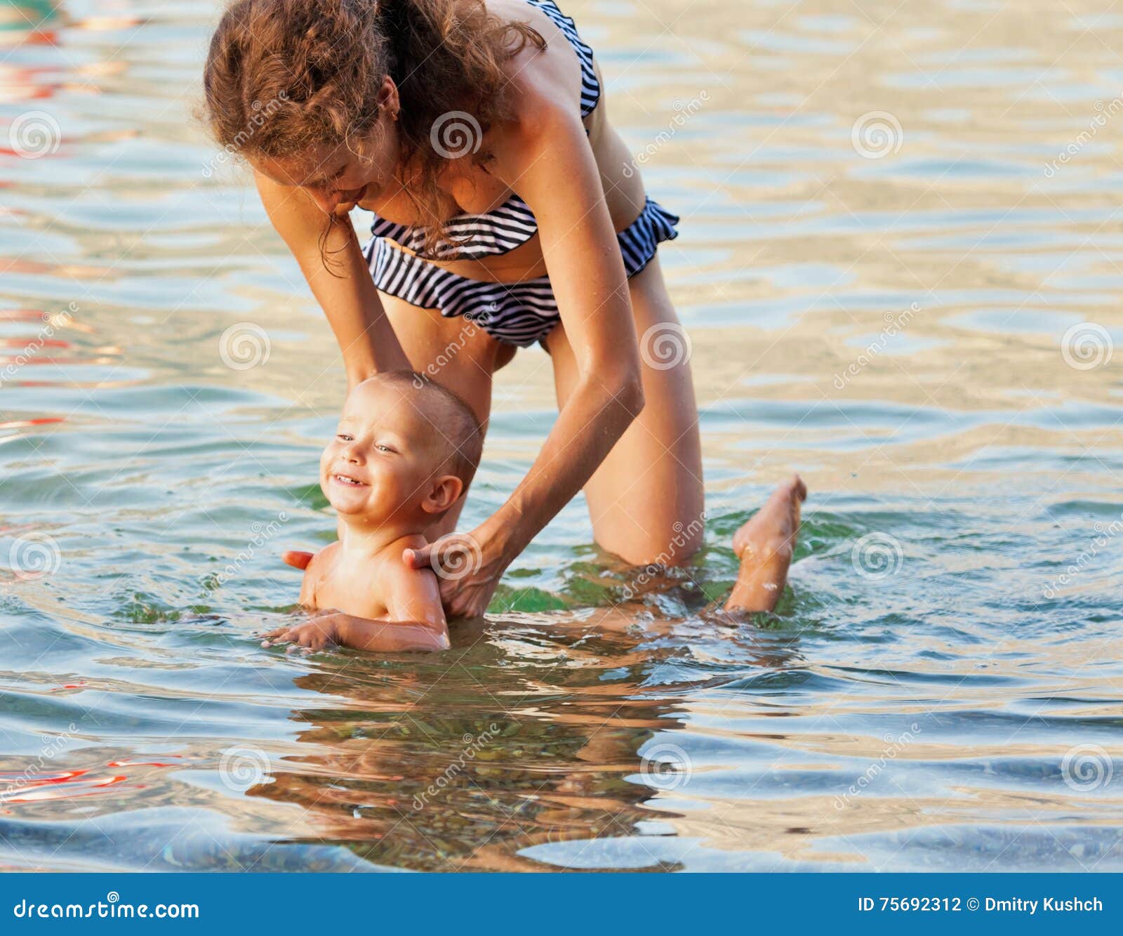 Сын купался в душе. Купание мамы и сына. Мамочки купаются. Совместное купание мамы с сыном. Мама купается в море.