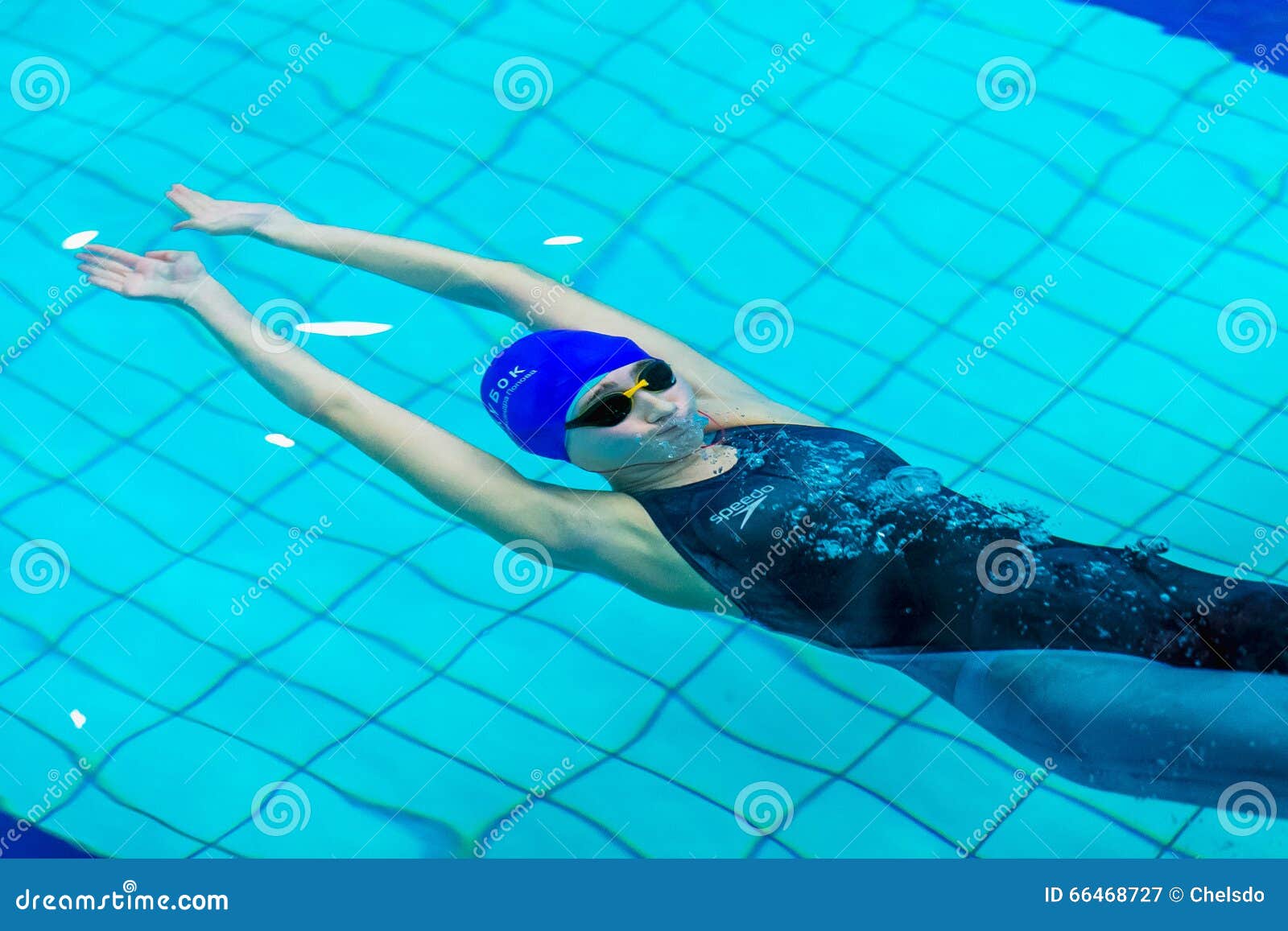 Nuoto Dell'atleta Della Ragazza Sotto L'acqua Dopo L'inizio, Distanza