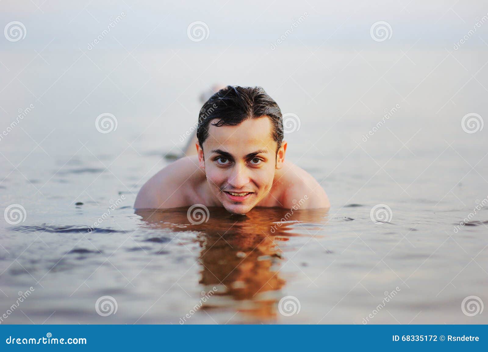 Nuoto Dell'uomo Nel Mare Al Tramonto Fotografia Stock - Immagine di ...