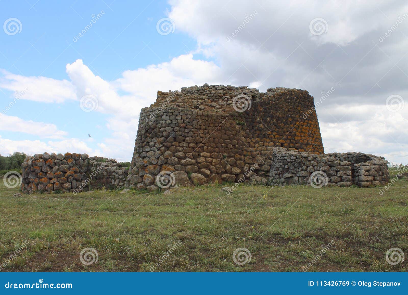 Nuraghe Losa Cerdeña Italia. El nuraghe Losa en Cerdeña, Italia cerca del pueblo de Abbasanta Es un edificio prehistórico complejo Fue construido en el siglo XIV a.C.