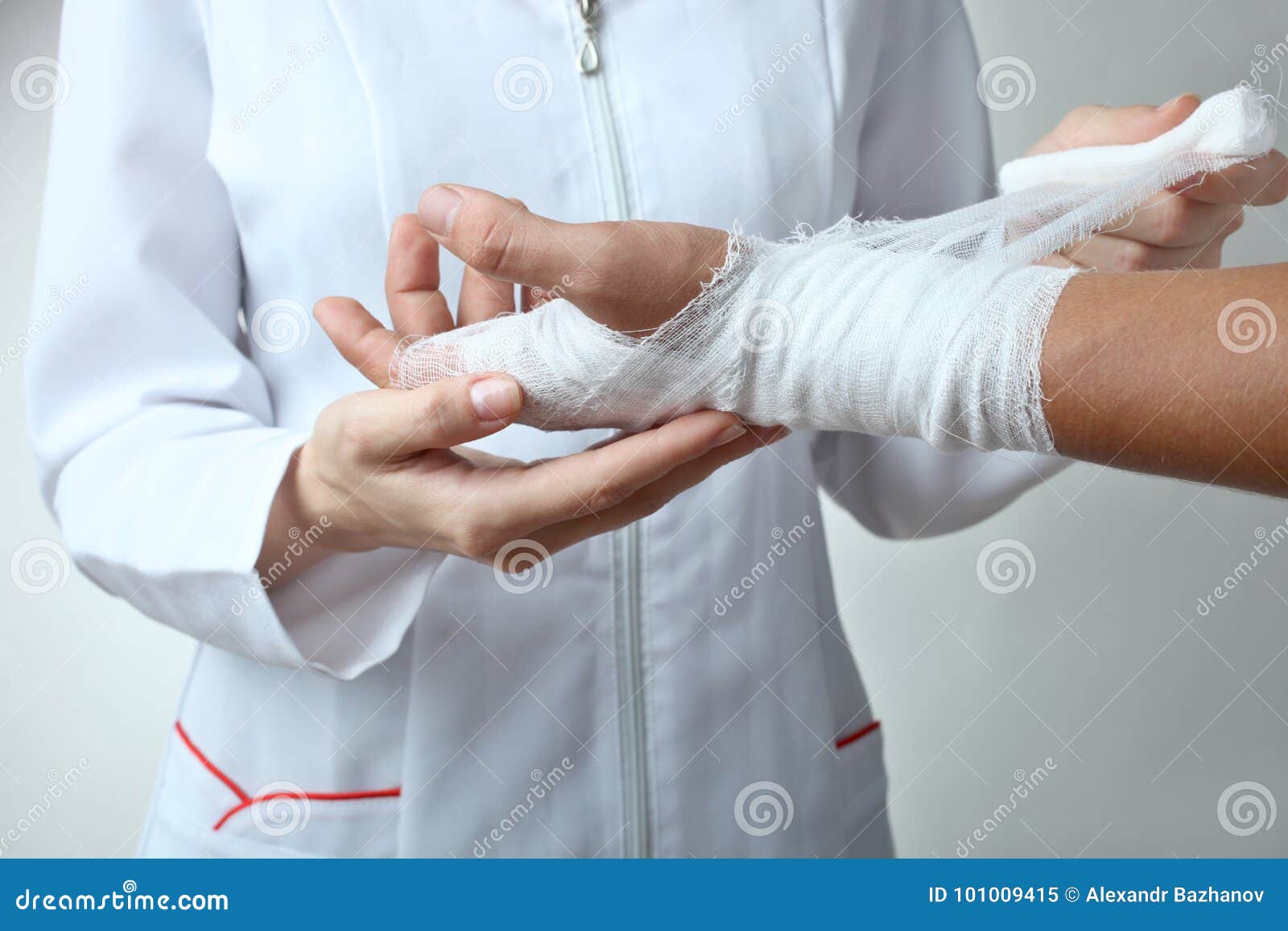 Медсестра пришла перевязать руку