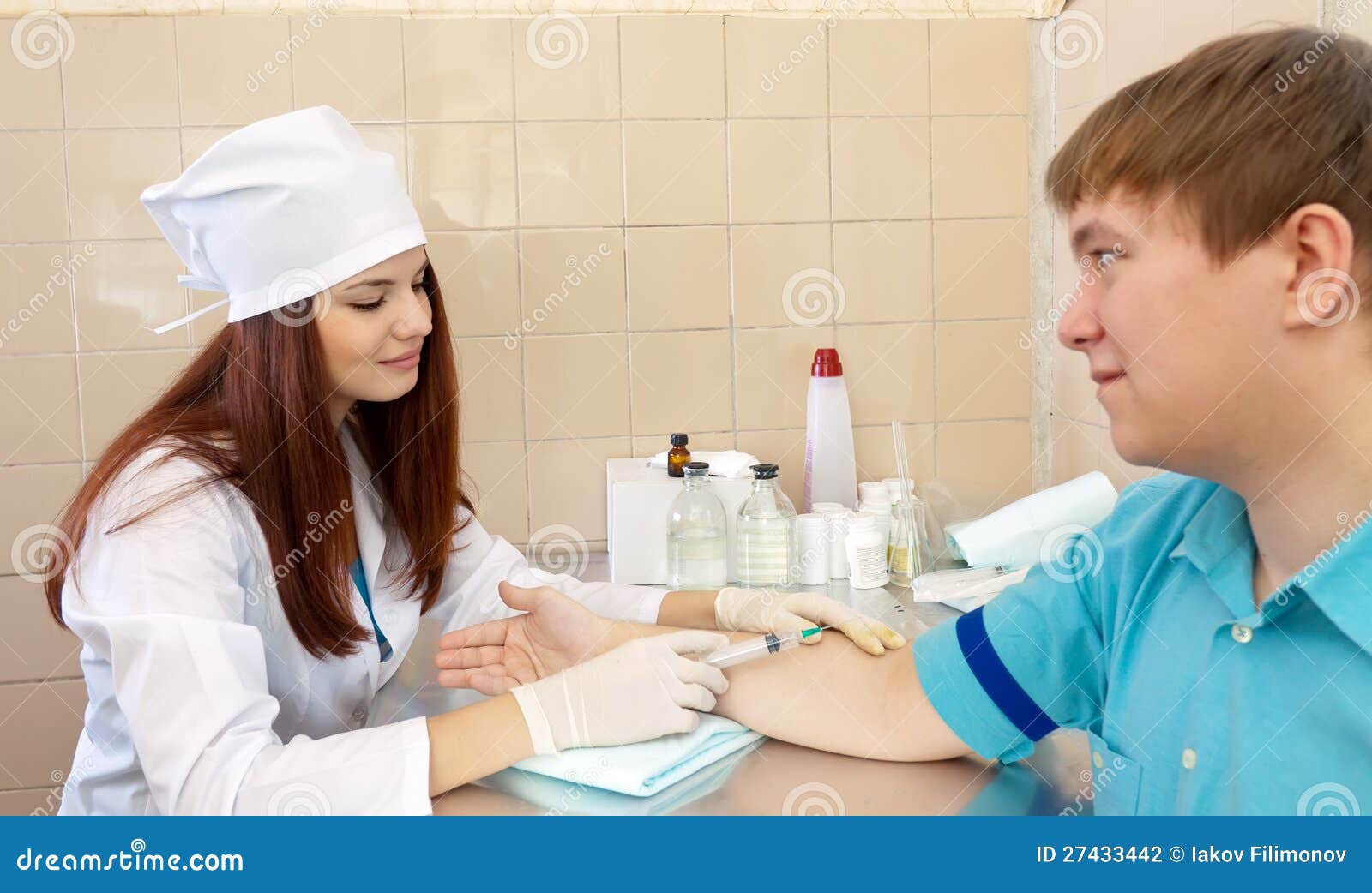 Nurse makes to man an intravenous injection. Nurse makes to men an intravenous injection. Focus on wman