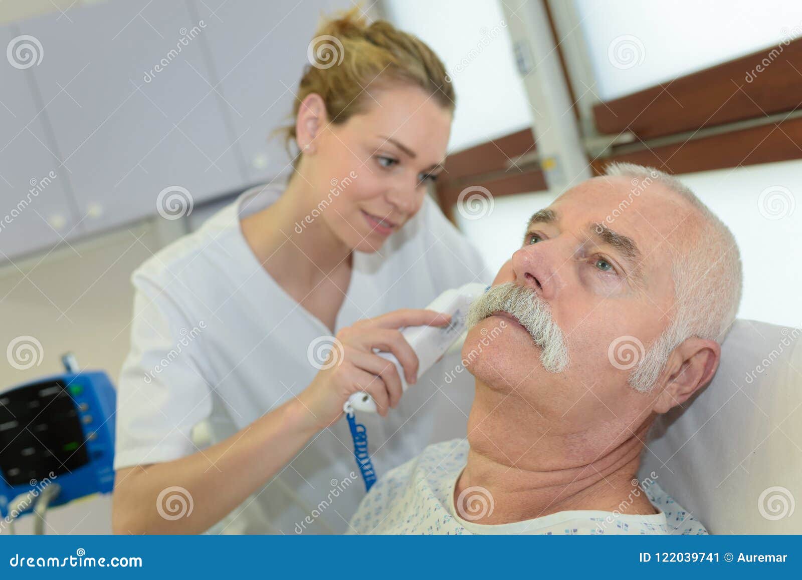 Побрить перед операцией. Умывание и бритье пациента. Бритьё и стрижка пациентов.