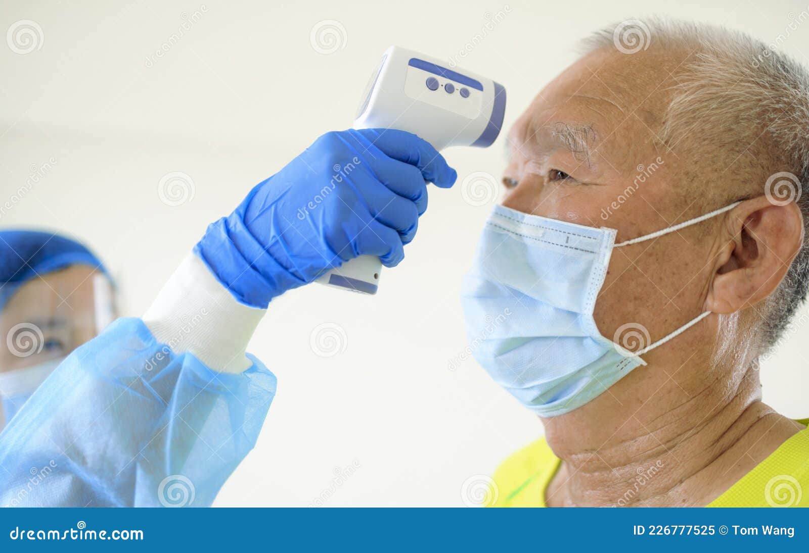 https://thumbs.dreamstime.com/z/nurse-use-infrared-thermometer-equipment-to-check-temperature-forehead-senior-man-226777525.jpg