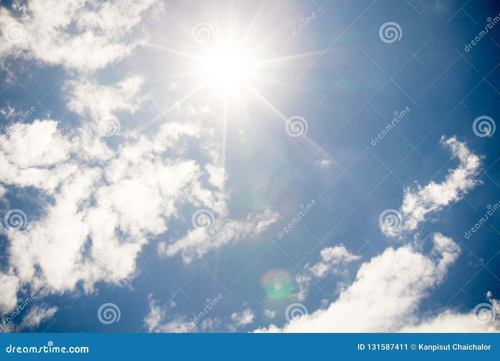 Nuvens E Sol Com Fundo Do Ceu Azul Sol E Ceu Fortes Imagem De Stock Imagem De Nuvens Fundo 131587411