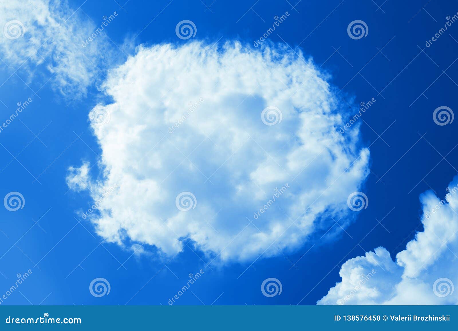 Nuvola Rotonda Lanuginosa In Chiaro Cielo Blu Sfondo Naturale Pacifico Del Cielo Nuvoloso Struttura Giorno Soleggiato Luce Fond Fotografia Stock Immagine Di Meteorologia Clima 138576450